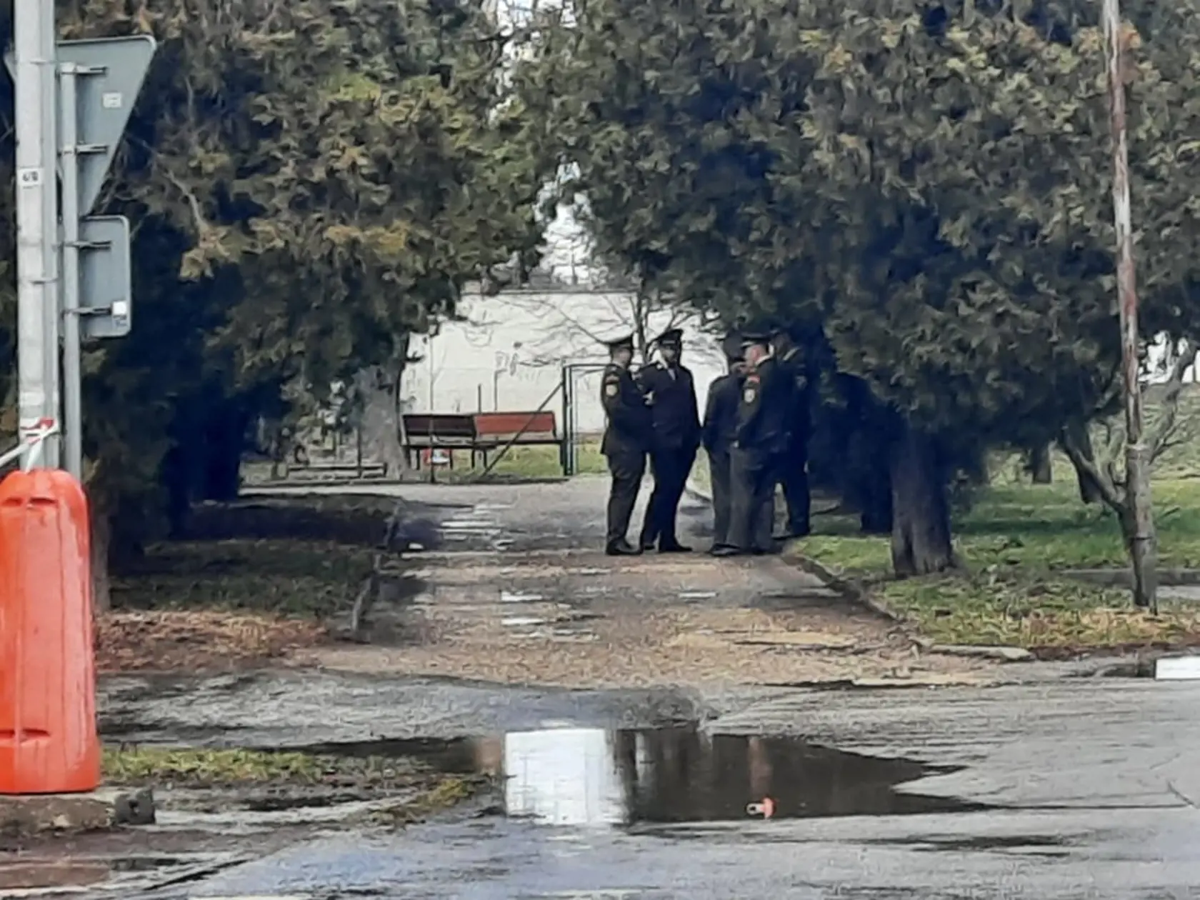 Už hodinu pred pohrebom na mieste sú vládne auta a príslušníci čestnej stráži Ozbrojených síl SR