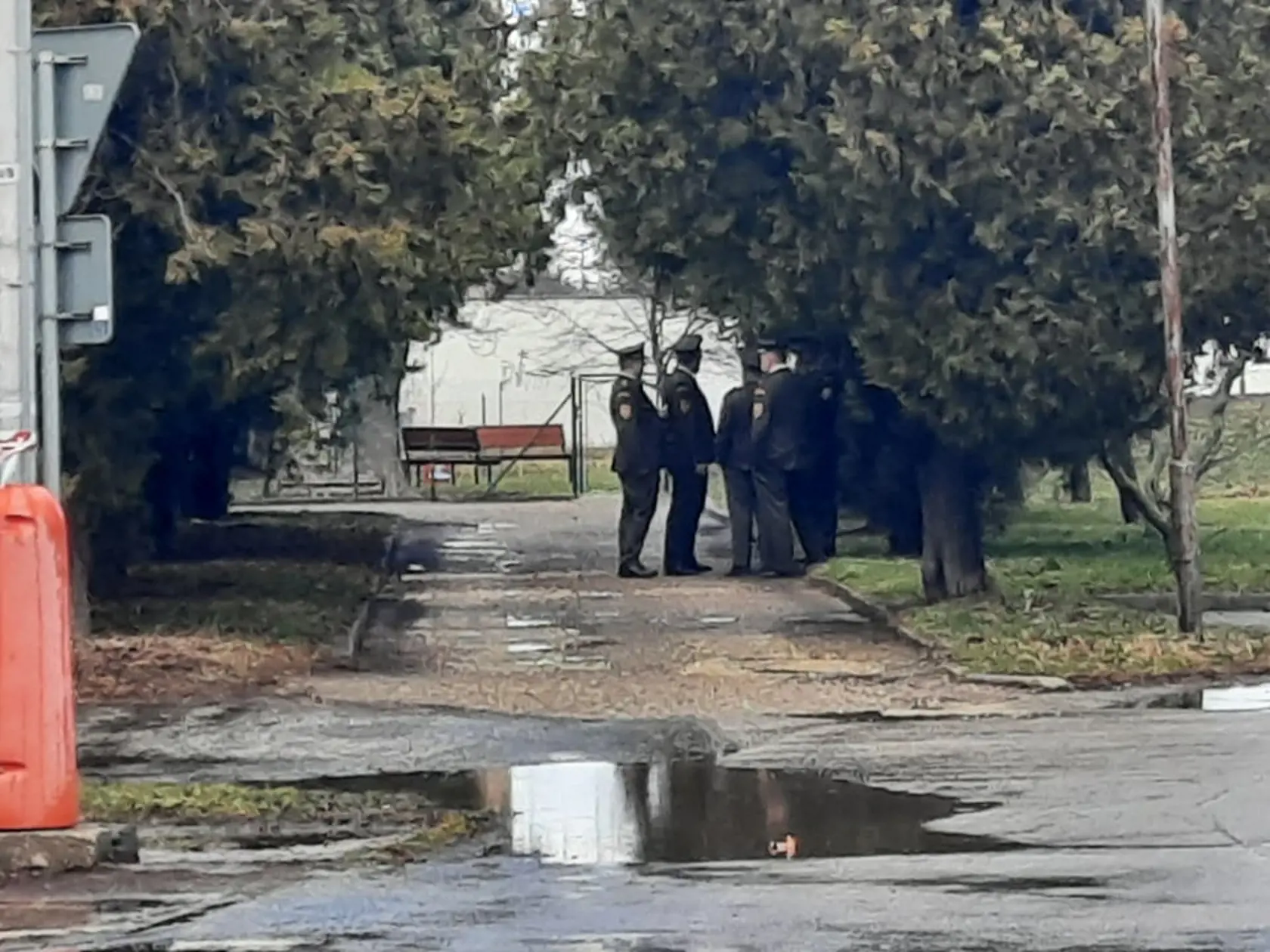 Už hodinu pred pohrebom na mieste sú vládne auta a príslušníci čestnej stráži Ozbrojených síl SR