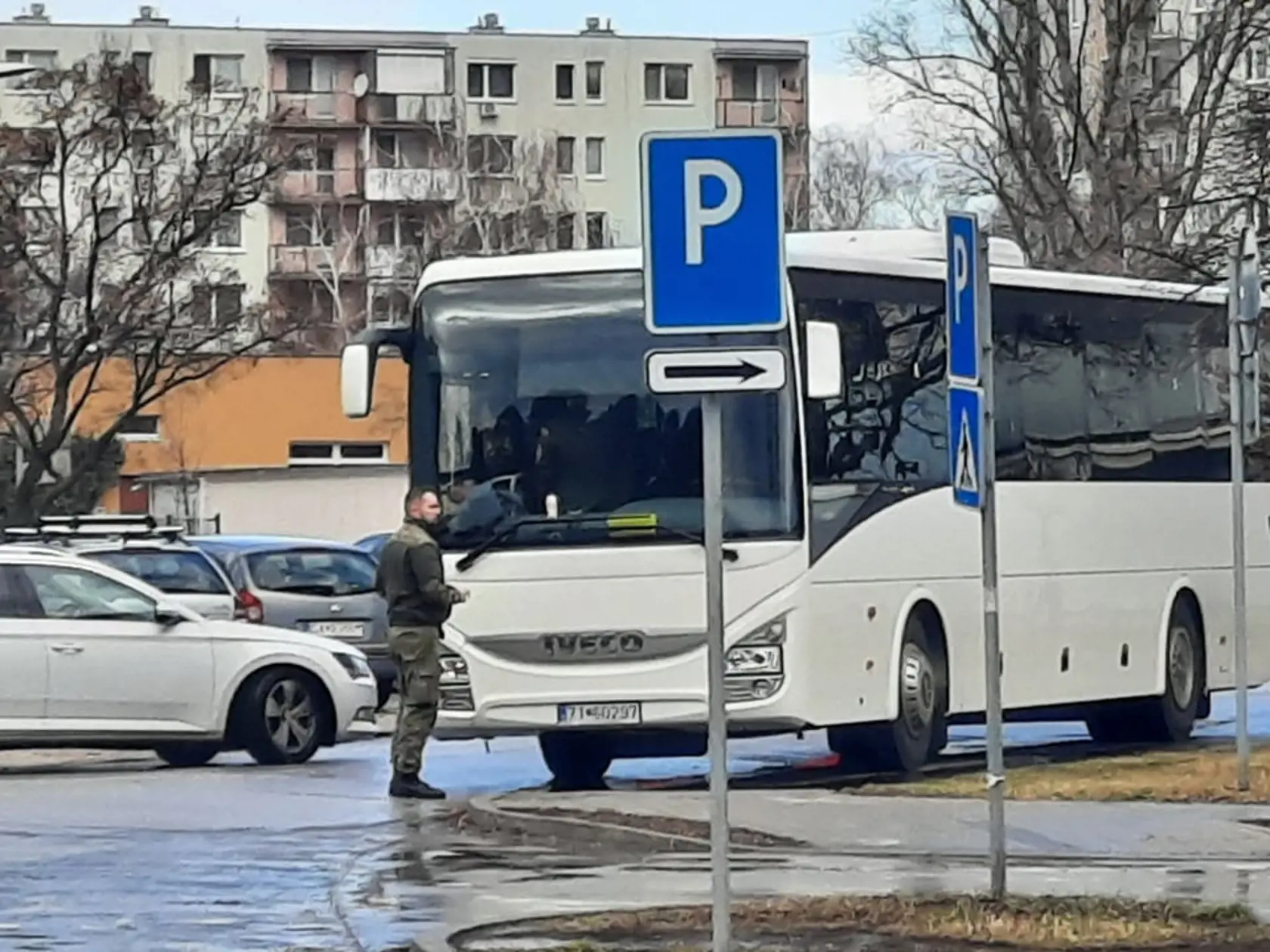 Už hodinu pred pohrebom na mieste sú vládne auta a príslušníci čestnej stráži Ozbrojených síl SR