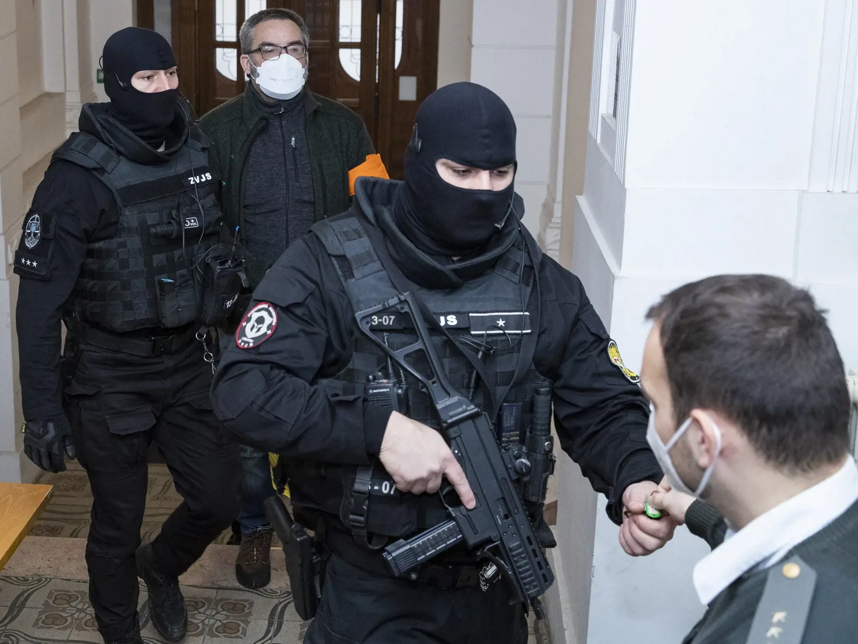 Hlavné pojednávanie v kauze Dobytkár na Špecializovanom trestnom súde v Banskej Bystrici. Na snímke eskorta ZVJS privádza obžalovaného finančníka Martina Kvietika.
