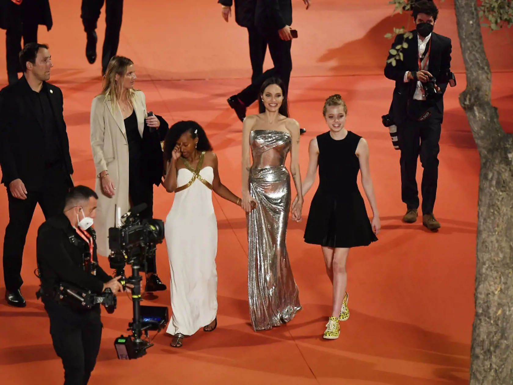 Shiloh Jolie-Pitt zažiarila v čiernych šatách a líčením podtrhla krásu, ktorú zdedila po mame. Zahra upútala pozornosť bielou róbou, v ktorej bola doslova neprehliadnuteľná.
