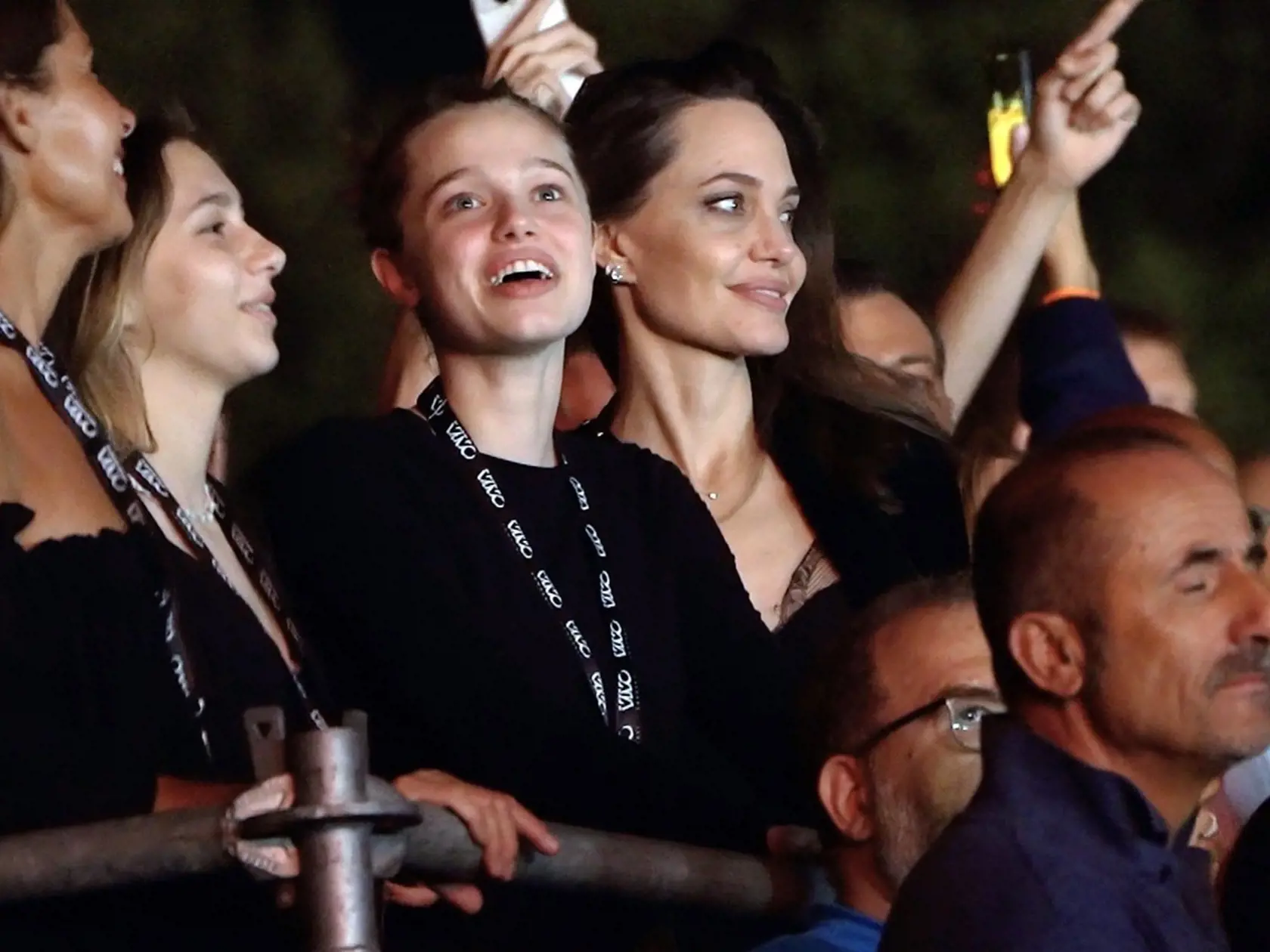 Žiadna lóža, žiadne "víajpí", žiadna ochranka! Jedna z TOP herečiek súčasnosti vzala 16-ročnú dcéru Shiloh na hudobné podujatie bez akýchkoľvek cavikov. Mama s dcérou si koncert užívali v publiku spolu s ostatnými, a rovnako ako všetci, aj ony tlieskali, spievali, smiali sa a užívali si nielen atmosféru, ale aj kvalitne strávený rodinný čas.