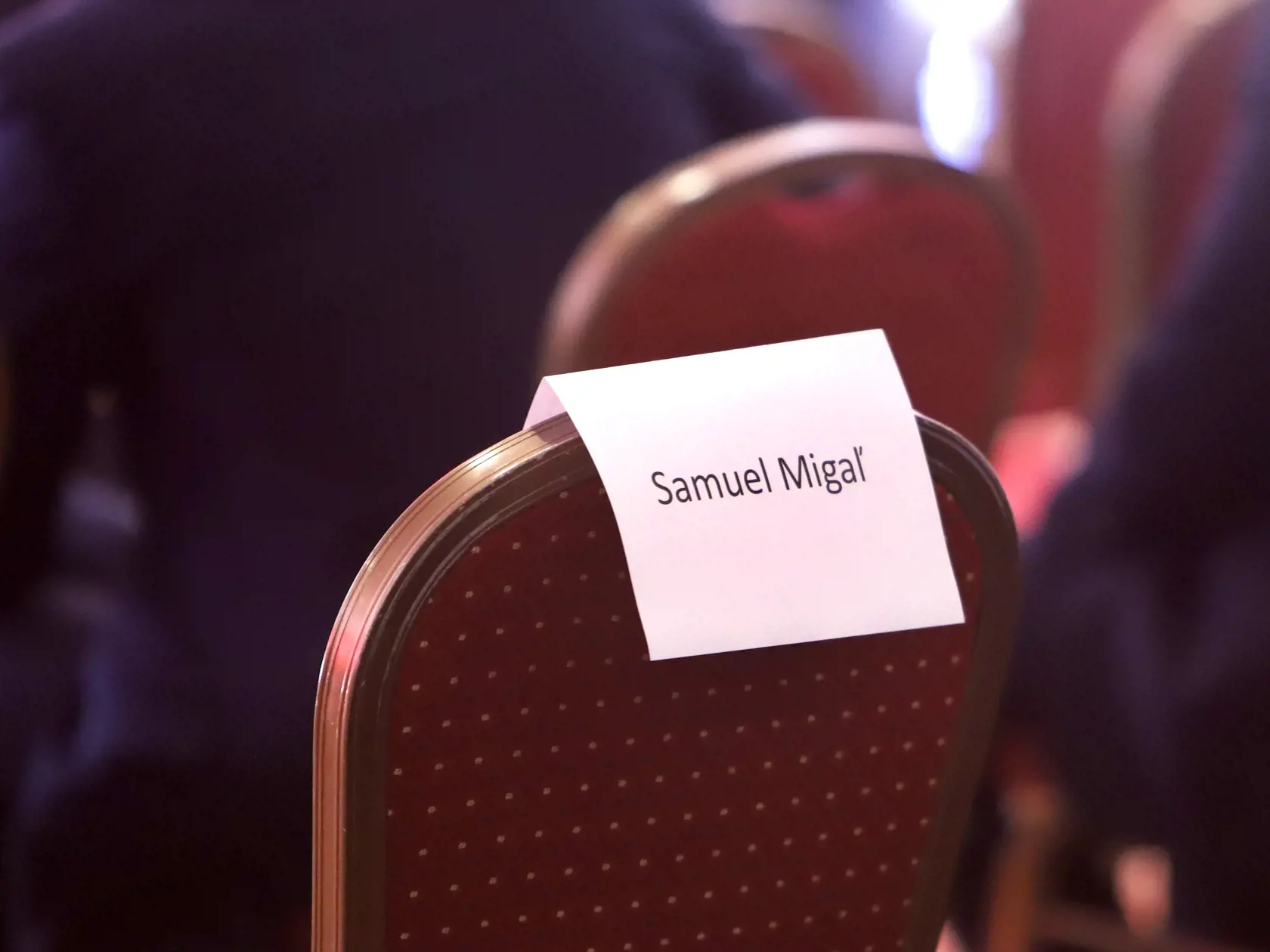 Na snímke voľná stolička s menom Samuel Migaľ počas pracovného kongresu strany HLAS – sociálna demokracia, ktoré sa konalo na Táloch v okrese Brezno v sobotu 25. januára 2025. Predseda koaličného Hlasu-SD Matúš Šutaj Eštok verí, že v poslaneckom klube Hlasu-SD už nenastanú žiadne zmeny po vylúčení poslancov Samuela Migaľa a Radomíra Šalitroša zo strany. Označil ich za vydieračov, ktorí sa neriadili hodnotami strany a prišli do Hlasu-SD krátko pred voľbami. FOTO TASR - Ján Krošlák