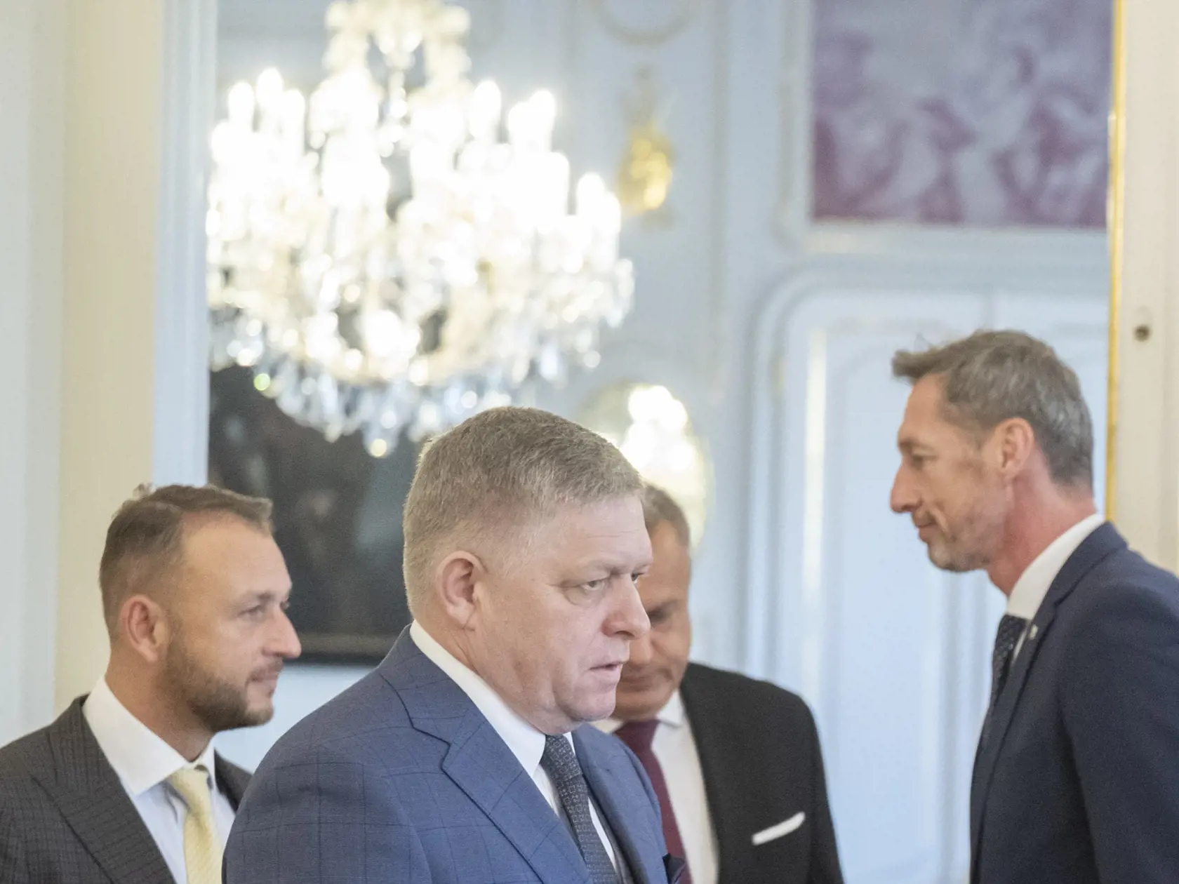 Na snímke predseda strany Smer-SD a premiér SR Robert Fico (štvrtý sprava), predseda Slovenskej národnej strany (SNS) a podpredseda Národnej rady (NR) SR Andrej Danko (druhý sprava), predseda strany Hlas-SD a minister vnútra SR Matúš Šutaj Eštok (tretí sprava) a predseda KDH Milan Majerský (vpravo) sa lúčia po stretnutí politických strán za okrúhlym stolom k zahraničnopolitickej orientácii Slovenska, ktoré zorganizoval prezident SR Peter Pellegrini (nie je na snímke) v Prezidentskom paláci v Bratislave v utorok 4. februára 2025. Opozičné PS a SaS sa na stretnutí nezúčastnili.