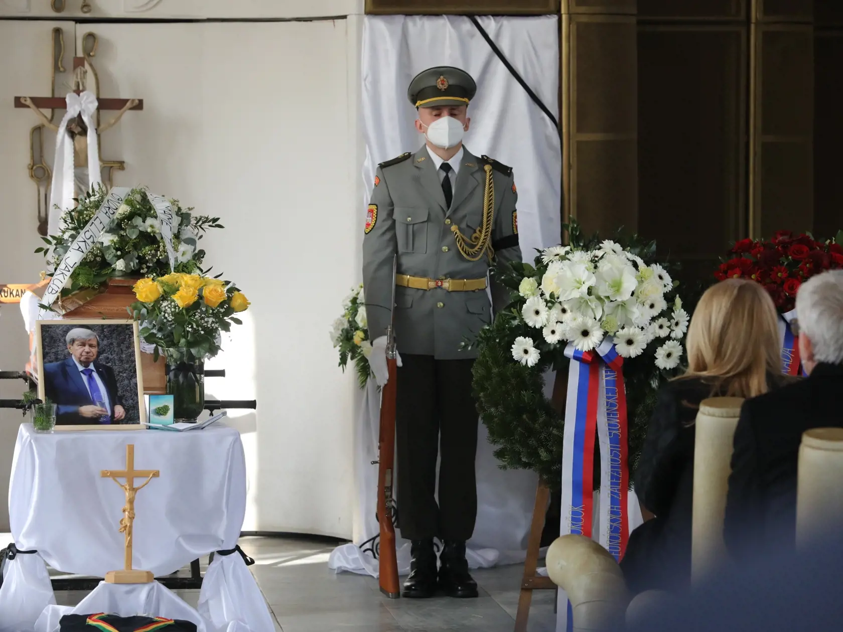 Posledná rozlúčka s exministrom zahraničných vecí Eduardom Kukanom v Šali.