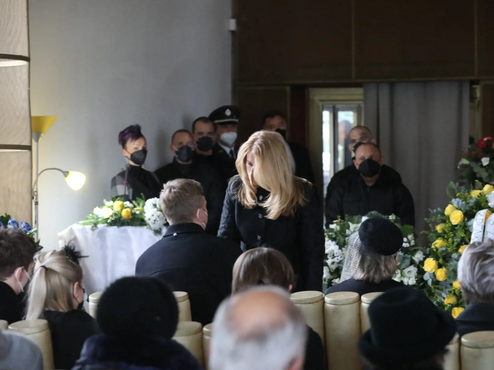 Posledná rozlúčka s exministrom zahraničných vecí Eduardom Kukanom v Šali. Prezidentka Zuzana Čaputová kondoluje.
