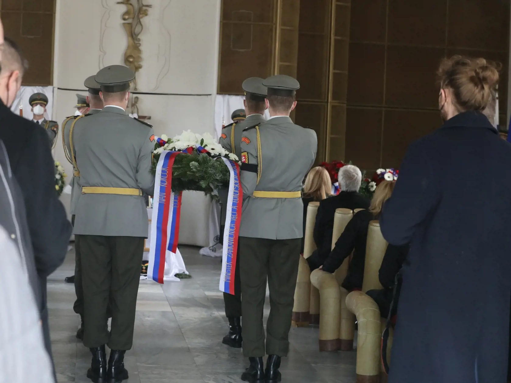 Posledná rozlúčka s exministrom zahraničných vecí Eduardom Kukanom v Šali.