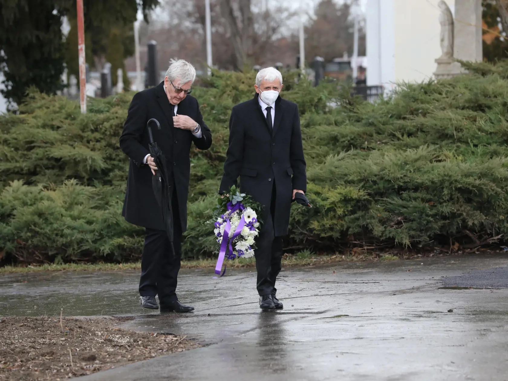 Posledná rozlúčka s exministrom zahraničných vecí Eduardom Kukanom v Šali, vpravo bývalý predseda SDKÚ Mikuláš Dzurinda.
