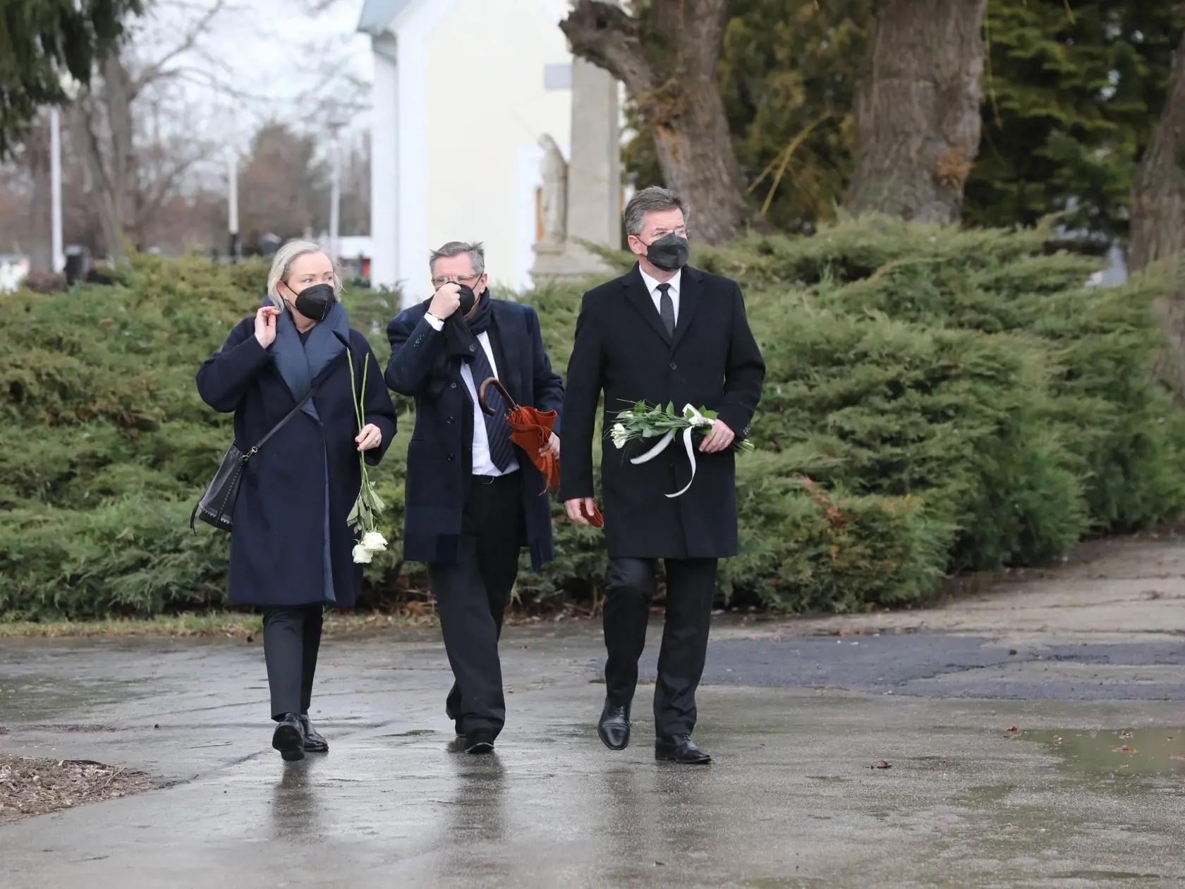 Posledná rozlúčka s exministrom zahraničných vecí Eduardom Kukanom v Šali. Vpravo, exminister zahraničných vecí  za Smer Miroslav Lajčák.