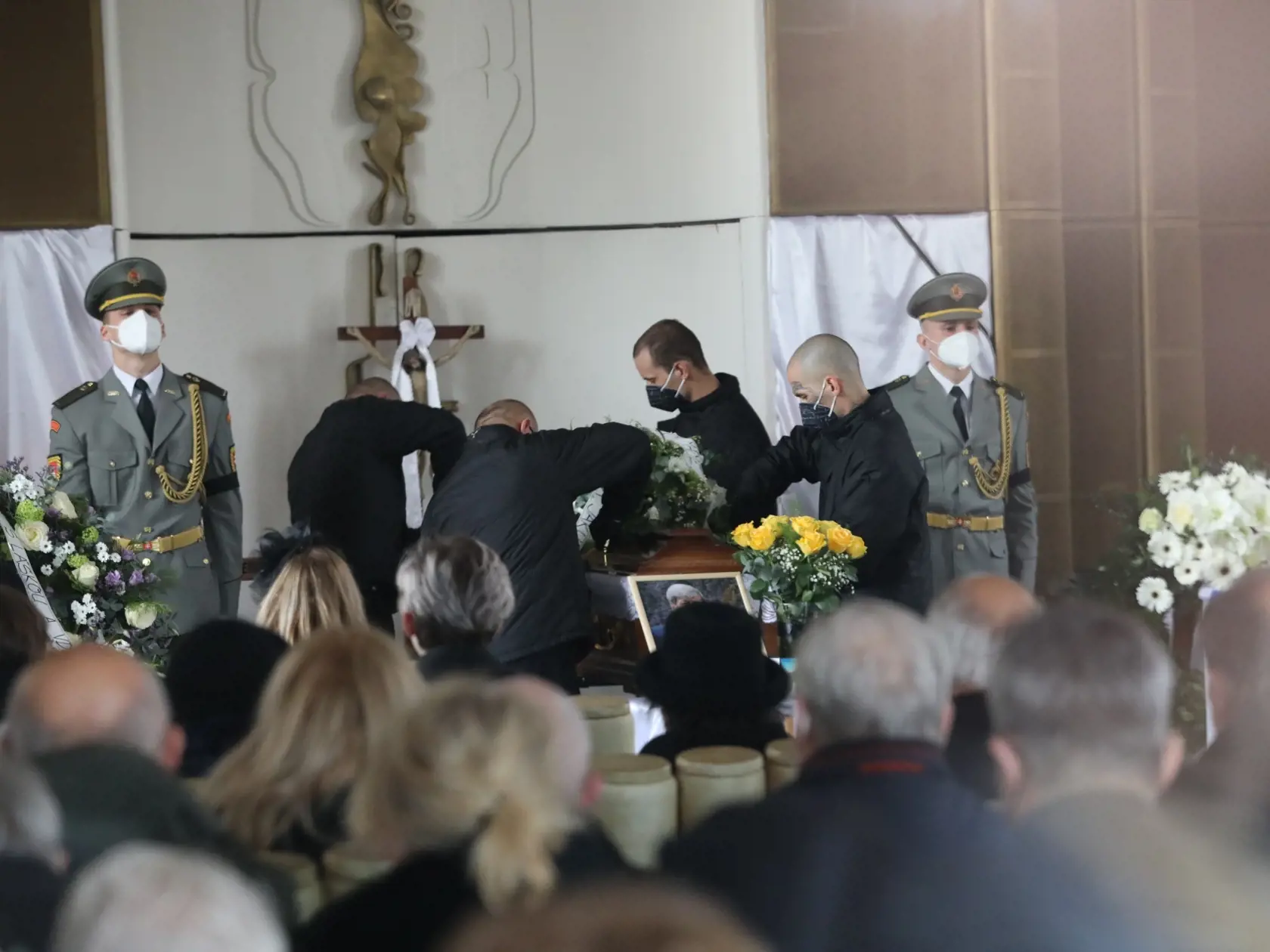 Posledná rozlúčka s exministrom zahraničných vecí Eduardom Kukanom v Šali.