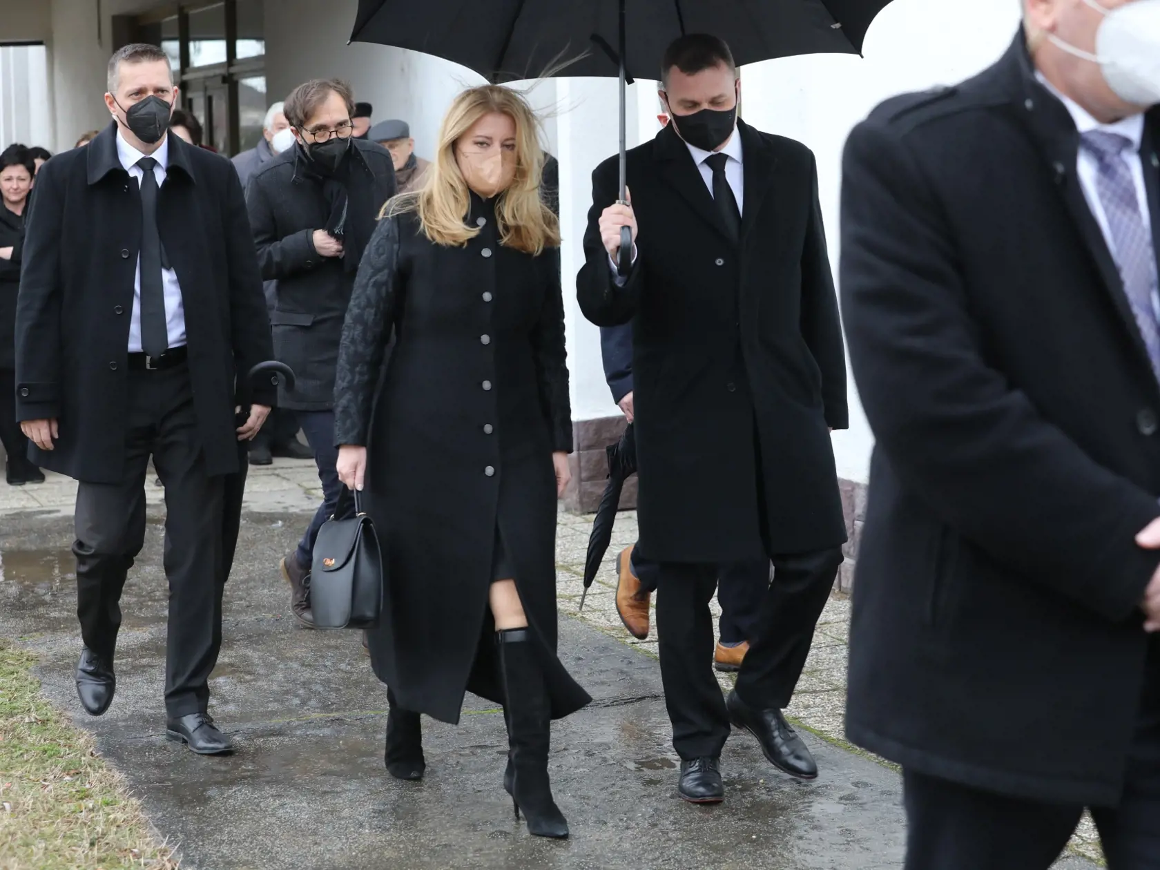 Posledná rozlúčka s exministrom zahraničných vecí Eduardom Kukanom v Šali. Na pohreb dorazila aj prezidentka Zuzana Čaputová.