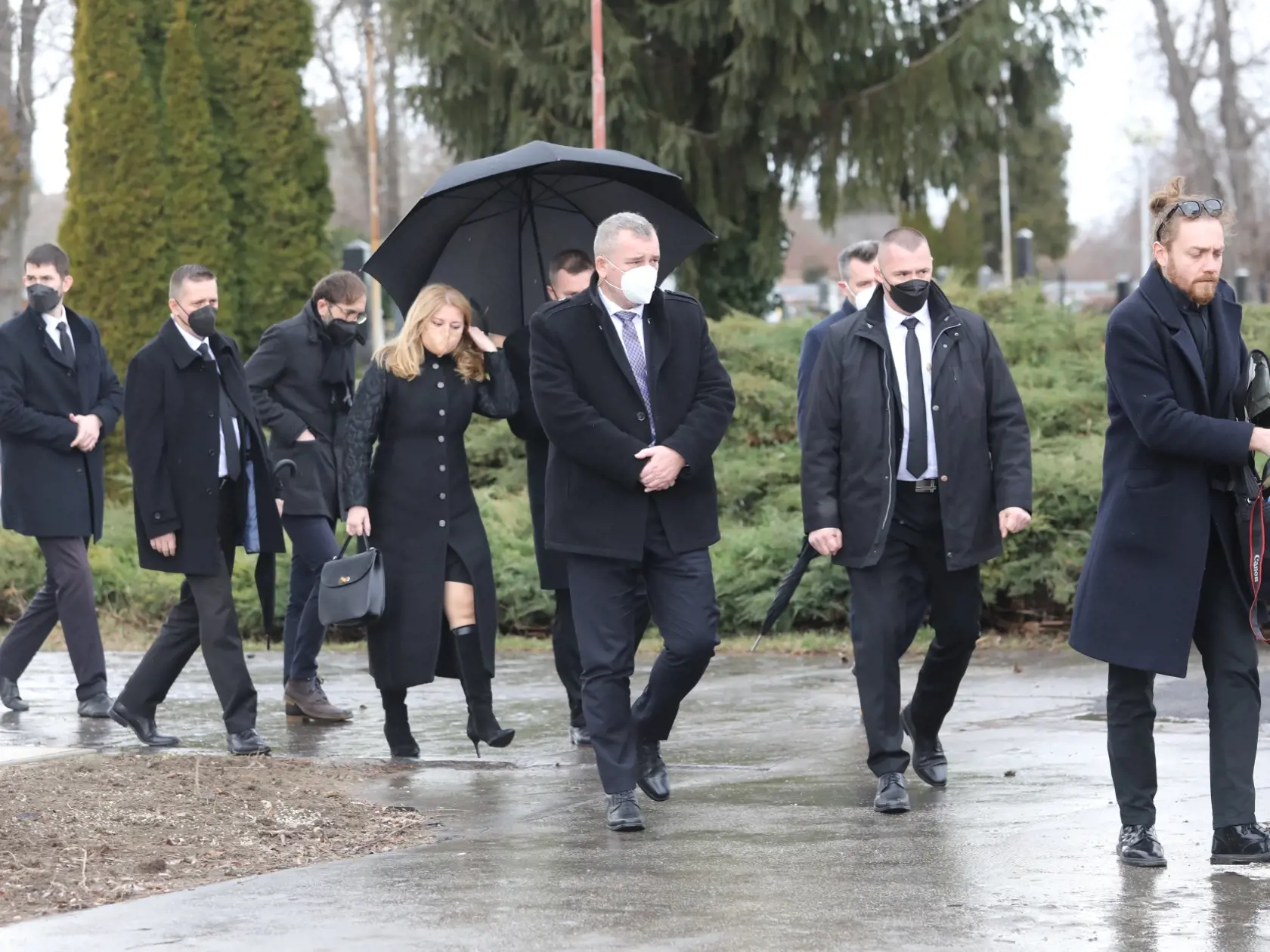 Posledná rozlúčka s exministrom zahraničných vecí Eduardom Kukanom v Šali. Na pohreb dorazila aj prezidentka Zuzana Čaputová.