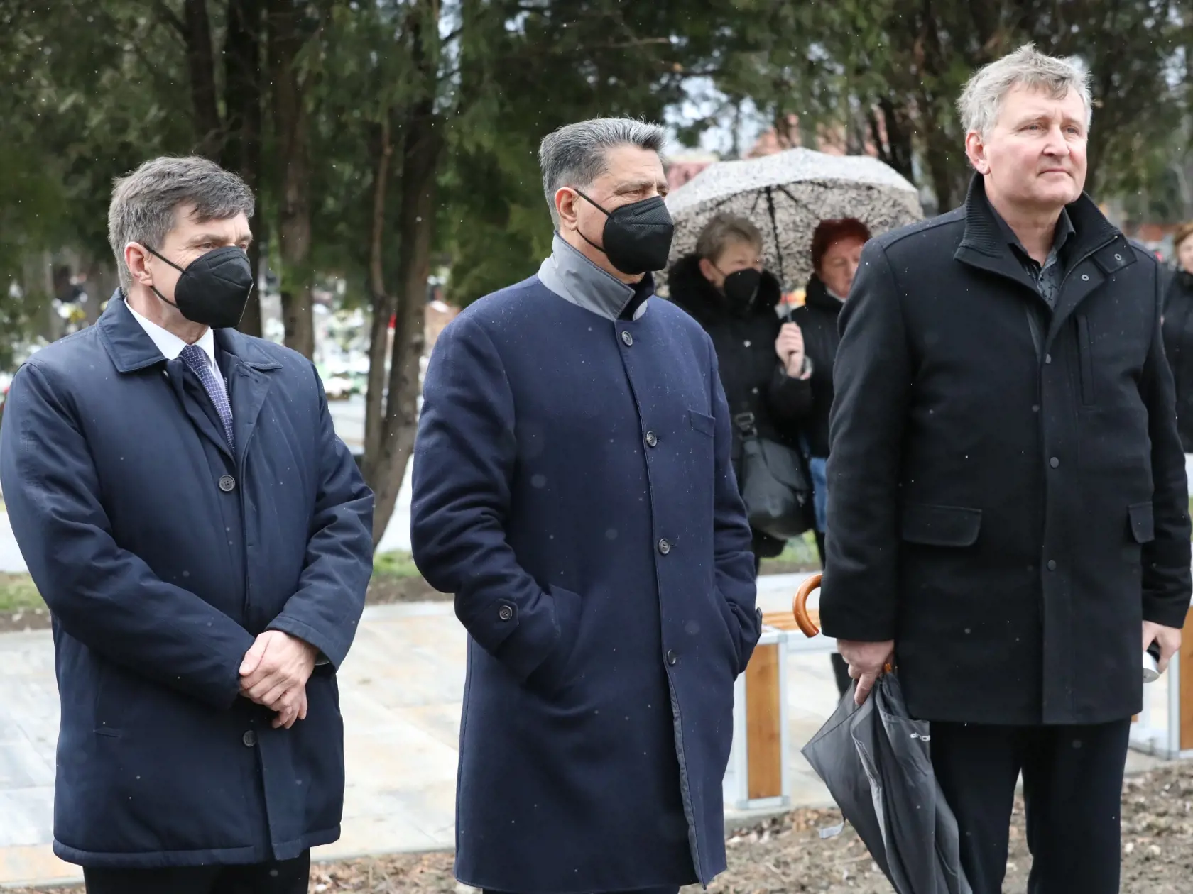 Pohreb Eduarda Kukana v Šali, na snímke vľavo exminister školstva Peter Plavčan.