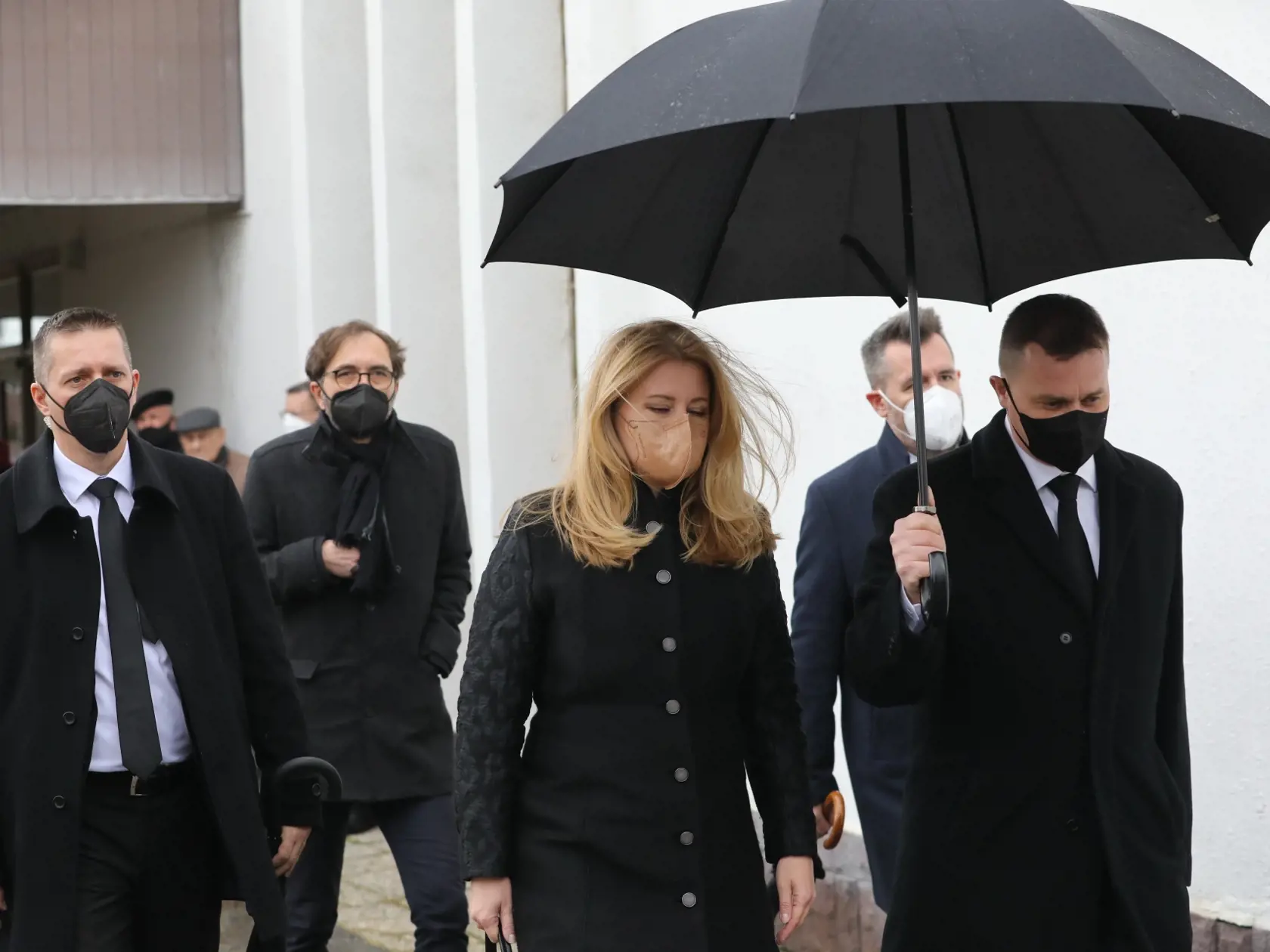 Posledná rozlúčka s exministrom zahraničných vecí Eduardom Kukanom v Šali. Na pohreb dorazila aj prezidentka Zuzana Čaputová.