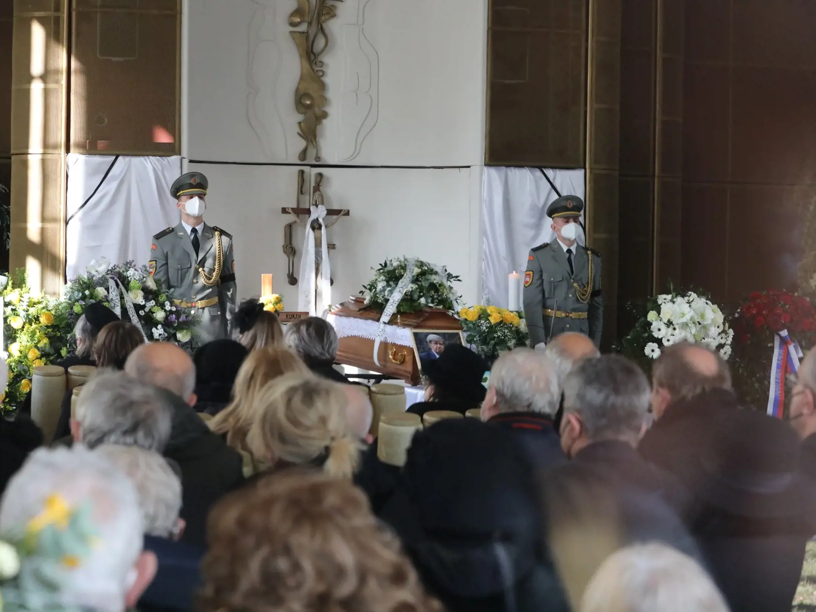Posledná rozlúčka s exministrom zahraničných vecí Eduardom Kukanom v Šali.