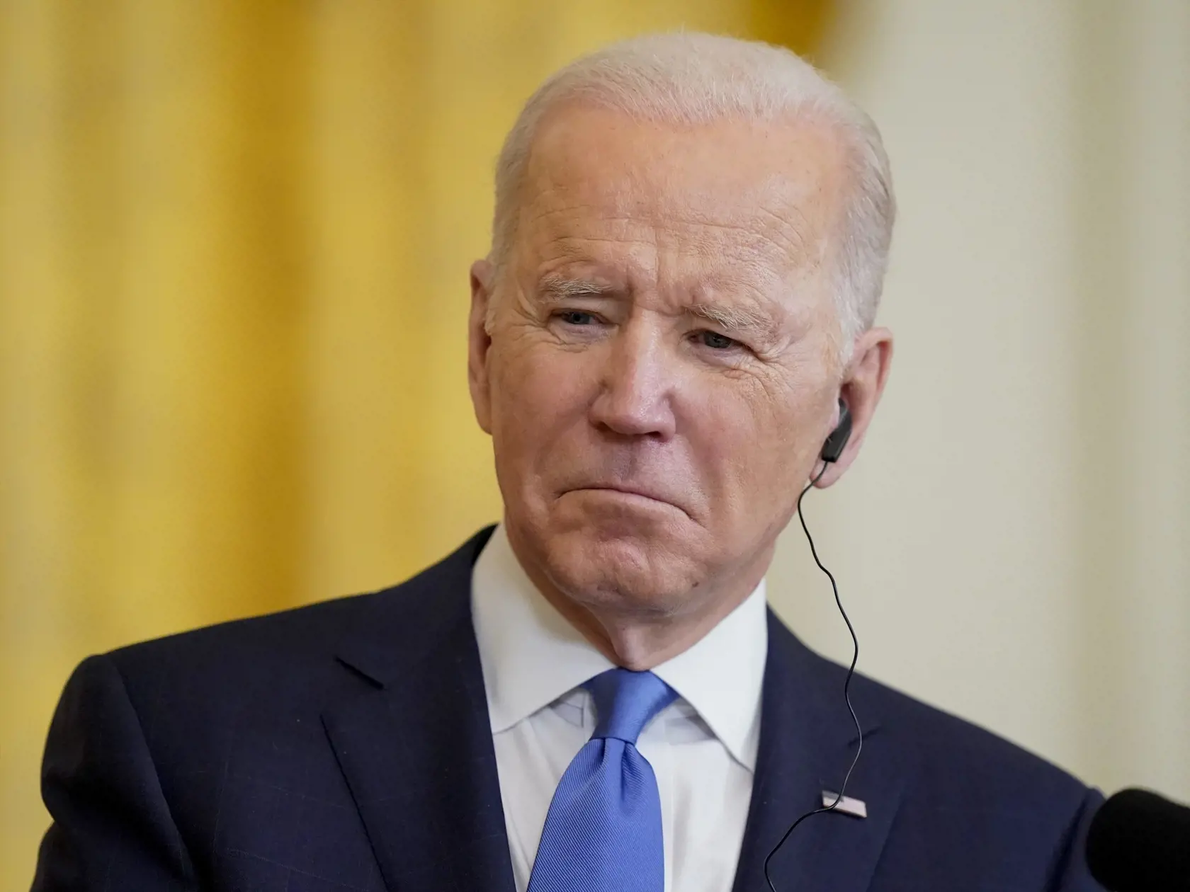 JB 4 Washington - Americký prezident Joe Biden počúva počas spoločnej tlačovej konferencie s nemeckým kancelárom Olafom Scholzom (nie je na snímke) po ich stretnutí v Bielom dome vo Washingtone 7. februára 2022. FOTO TASR/AP