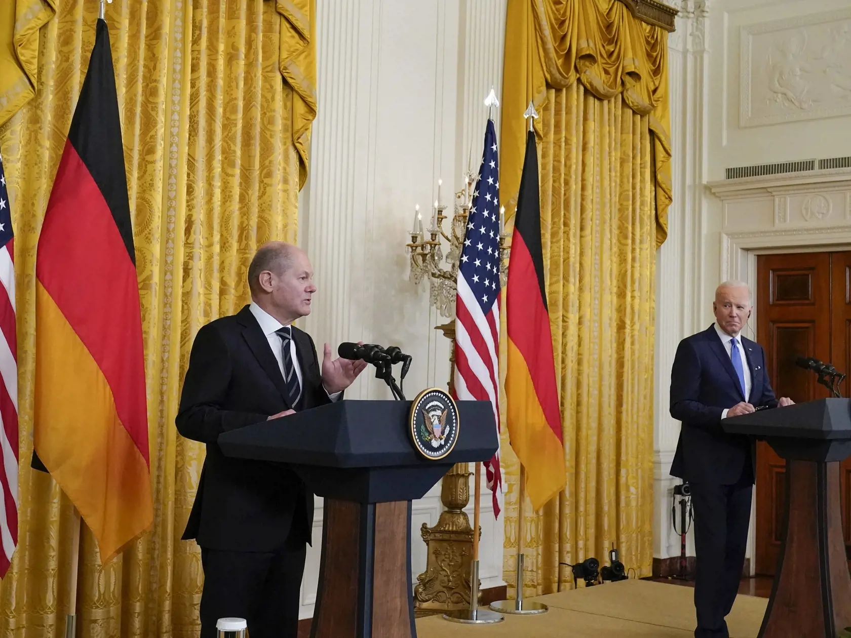 JB 2 Washington - Americký prezident Joe Biden (vpravo) a nemecký kancelár Olaf Scholz počas spoločnej tlačovej konferencie po ich stretnutí v Bielom dome vo Washingtone 7. februára 2022. FOTO TASR/AP
