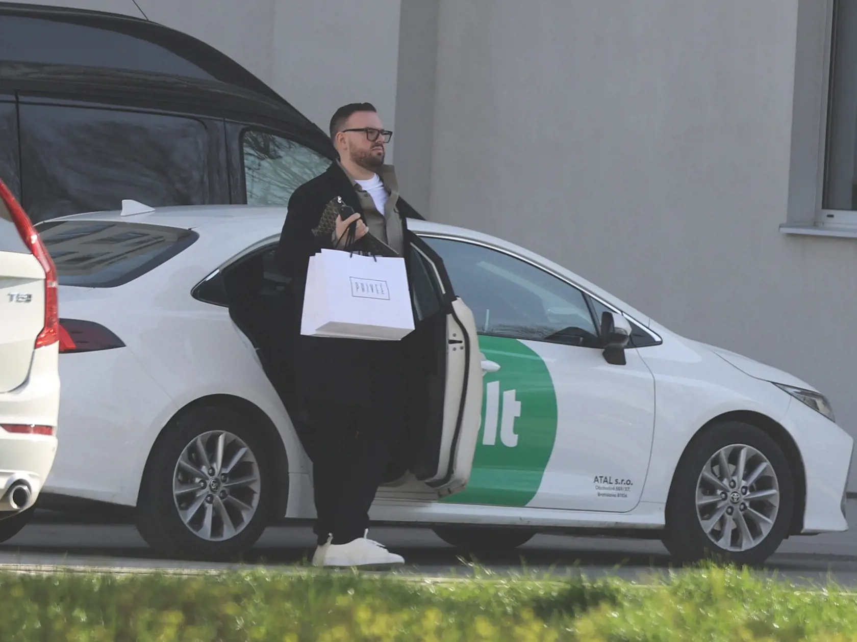 Nemohol chýbať ani známy stylista Andrej Kusalík, ktorý prišiel tiež taxíkom.