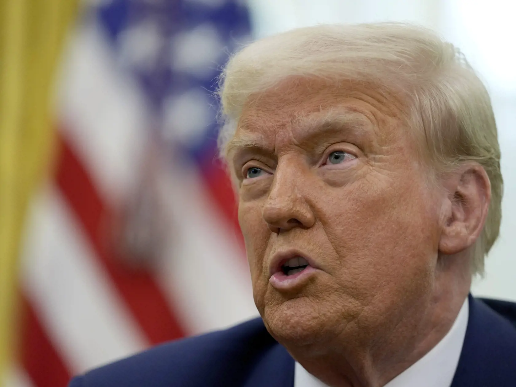 WA 51 Washington - Americký prezident Donald Trump odpovedá na otázky novinárov po podpise prezidentského memoranda o pláne na zavedenie recipročných ciel v Oválnej pracovni Bieleho domu vo Washingtone vo štvrtok 13. februára 2025. Tie však nezačnú platiť okamžite. TASR o tom informuje na základe správ DPA, CNBC a Reuters. FOTO TASR/AP 

President Donald Trump speaks to reporters after signing an executive order in the Oval Office of the White House, Thursday, Feb. 13, 2025, in Washington. (AP Photo/Ben Curtis)