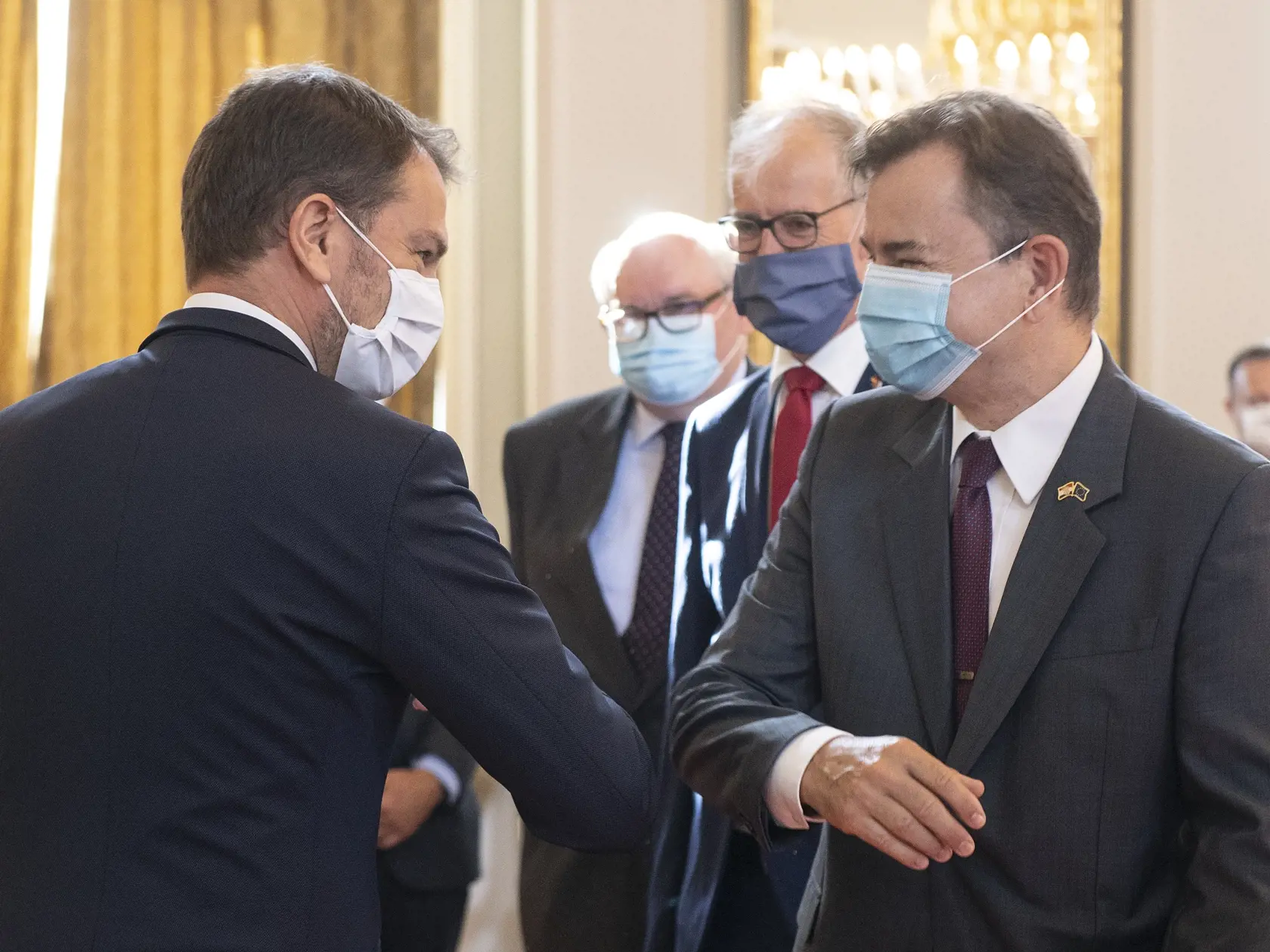 Na snímke vľavo predseda vlády SR Igor Matovič a vpravo veľvyslanec Chorvátska Aleksandar Heina  počas stretnutia na pracovných raňajkách s veľvyslancami členských krajín Európskej únie v priestoroch Úradu vlády SR 29. júna 2020 v Bratislave. FOTO TASR - Pavel Neubauer