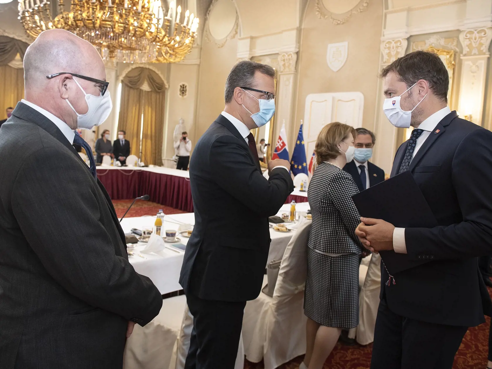 Na snímke vpravo predseda vlády SR Igor Matovič, uprostred veľvyslanec Poľska Krzysztof Strzałka a vľavo veľvyslanec Talianska Gabriele Meucci počas stretnutia na pracovných raňajkách s veľvyslancami členských krajín Európskej únie v priestoroch Úradu vlády SR 29. júna 2020 v Bratislave. FOTO TASR - Pavel Neubauer