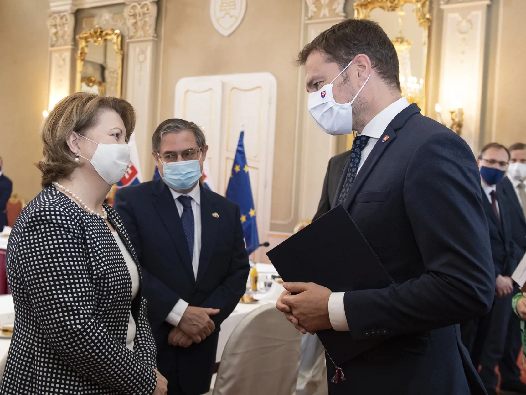 Na snímke vpravo predseda vlády SR Igor Matovič, vľavo rumunská veľvyslankyňa na Slovensku Steluta Arhireová a uprostred španielsky veľvyslanec Luis Belzuz de los Ríos počas stretnutia na pracovných raňajkách s veľvyslancami členských krajín Európskej únie v priestoroch Úradu vlády SR 29. júna 2020 v Bratislave. FOTO TASR - Pavel Neubauer