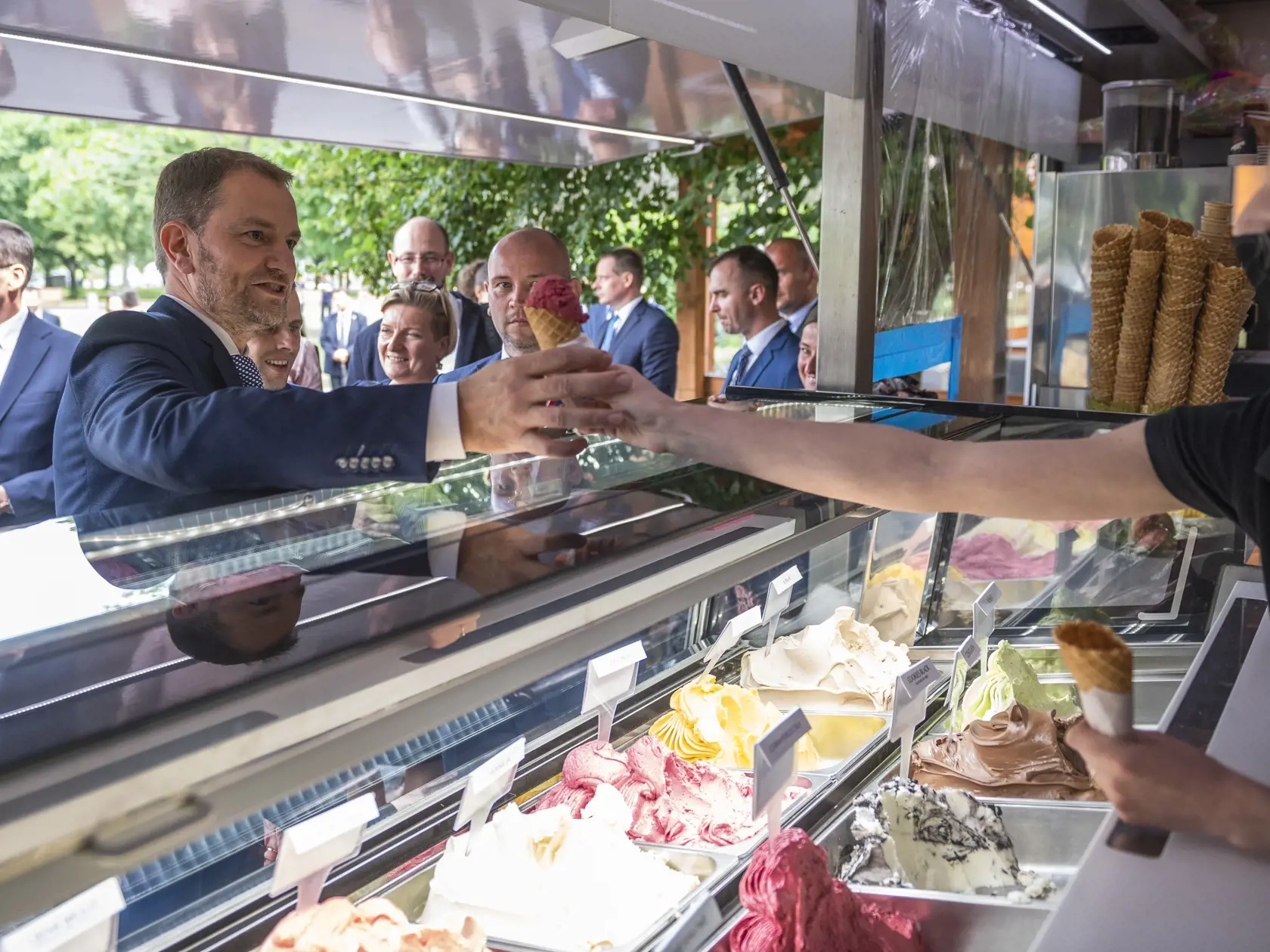 Na snímke vľavo predseda vlády SR  Igor Matovič (OĽaNO) na zmrzline s deťmi s detských domovov, ktoré sú súčasťou oficiálnej delegácie vo Varšave 3. júla 2020. FOTO TASR - Jaroslav Novák
