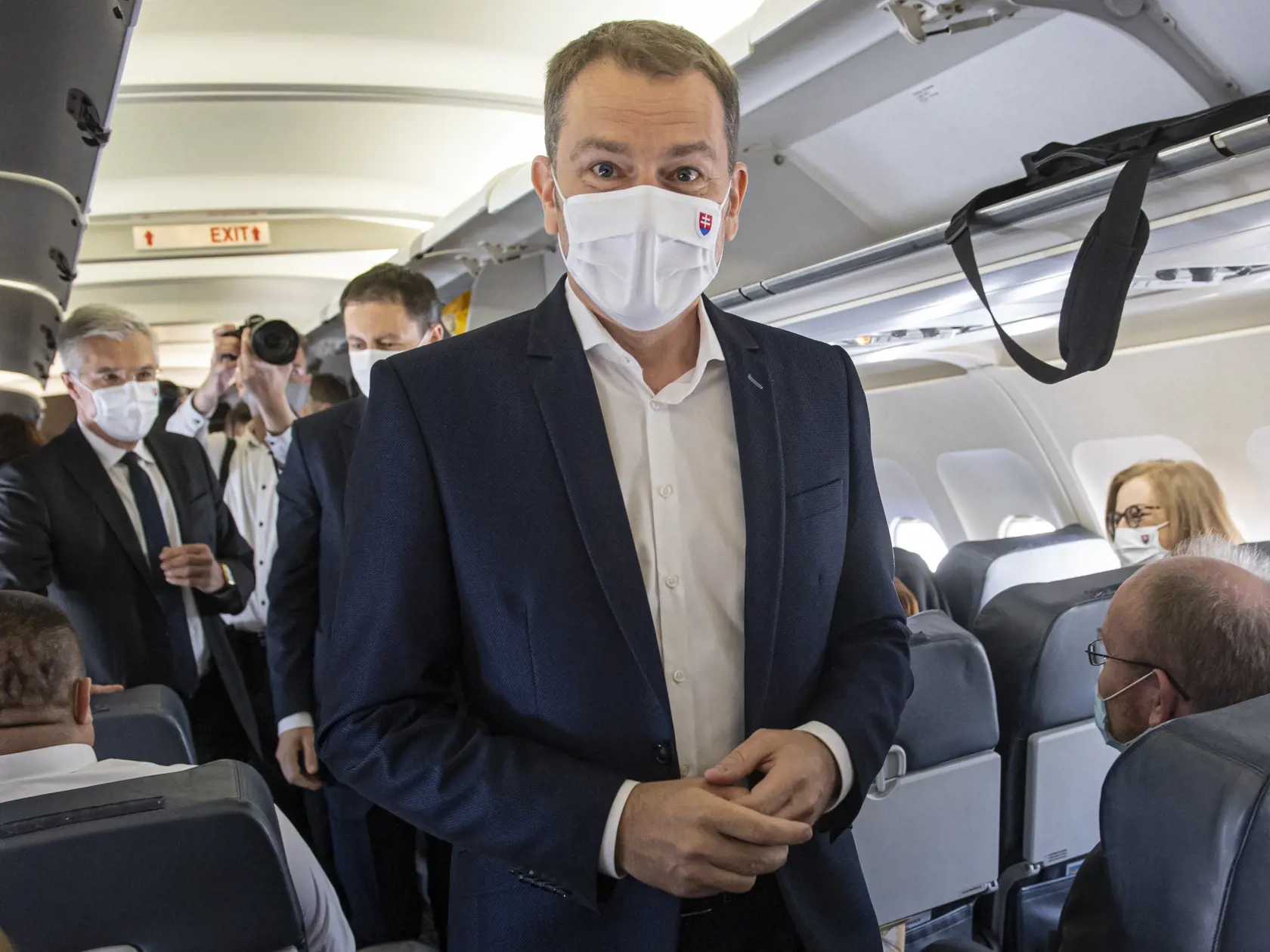Na snímke predseda vlády SR Igor Matovič pózuje počas letu na svoju prvú oficiálnu zahraničnú cestu do Českej republiky. Praha, 3. júna 2020. FOTO TASR - Michal Svítok
