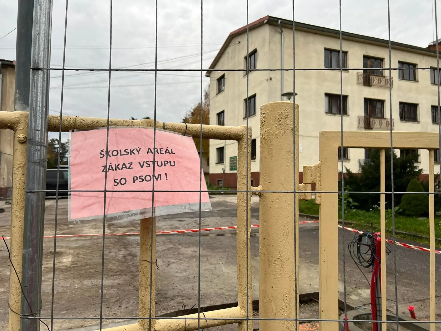V škole sa v piatok vyučovalo. Riaditeľka sa však s nami rozprávať nechcela.
