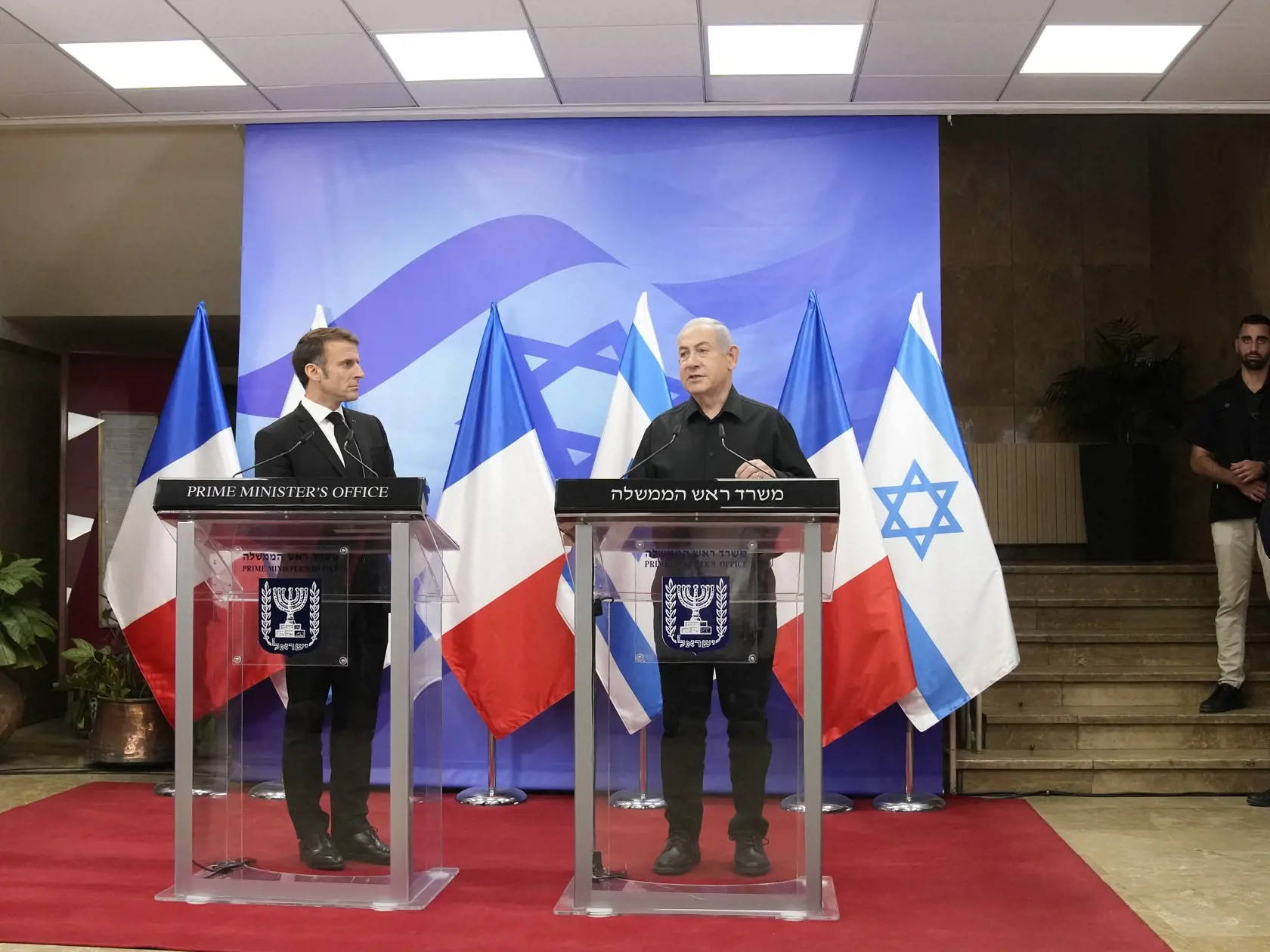 Na snímke vľavo francúzsky prezident Emmanuel Macron a vpravo izraelský premiér Benjamin Netanjahu počas tlačovej konferencie po rokovaní v Jeruzaleme v utorok 24. októbra 2023.