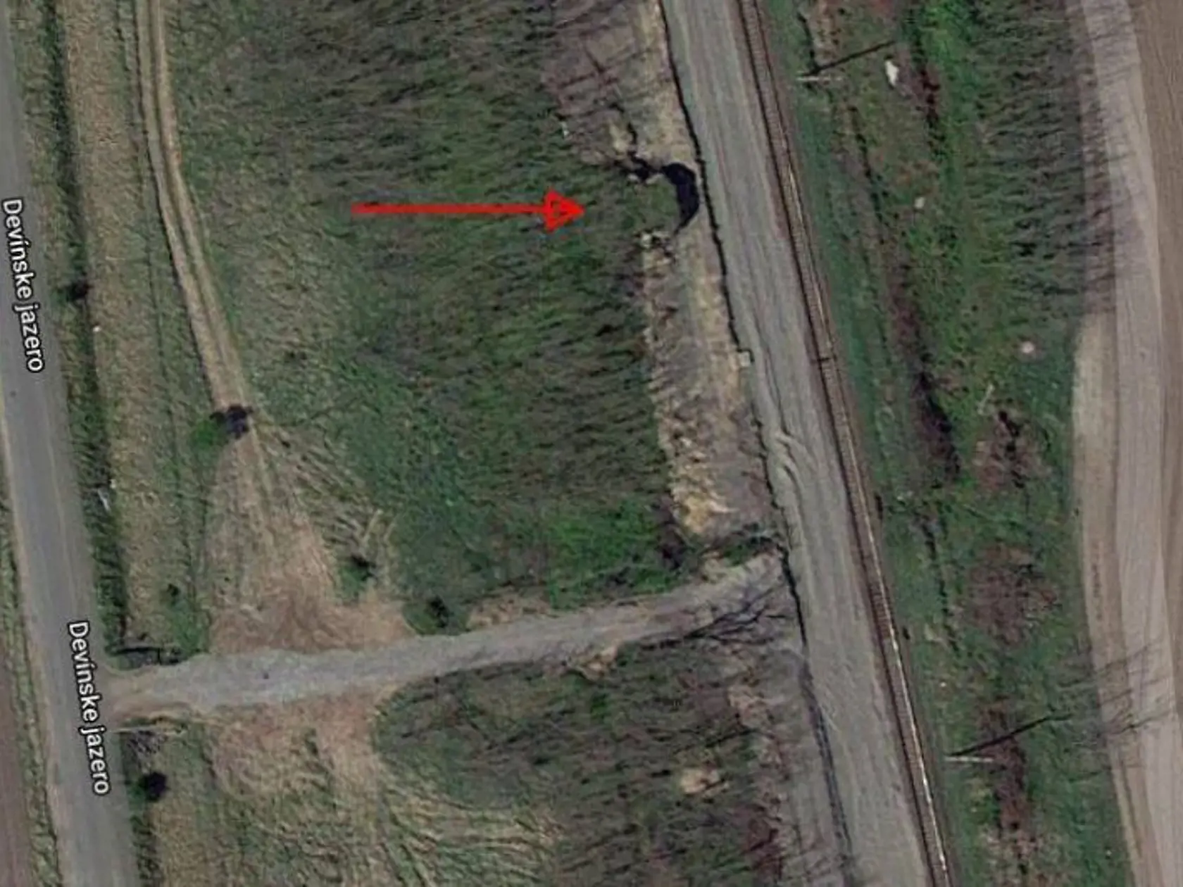 Bunker je z cestyneviditeľný.