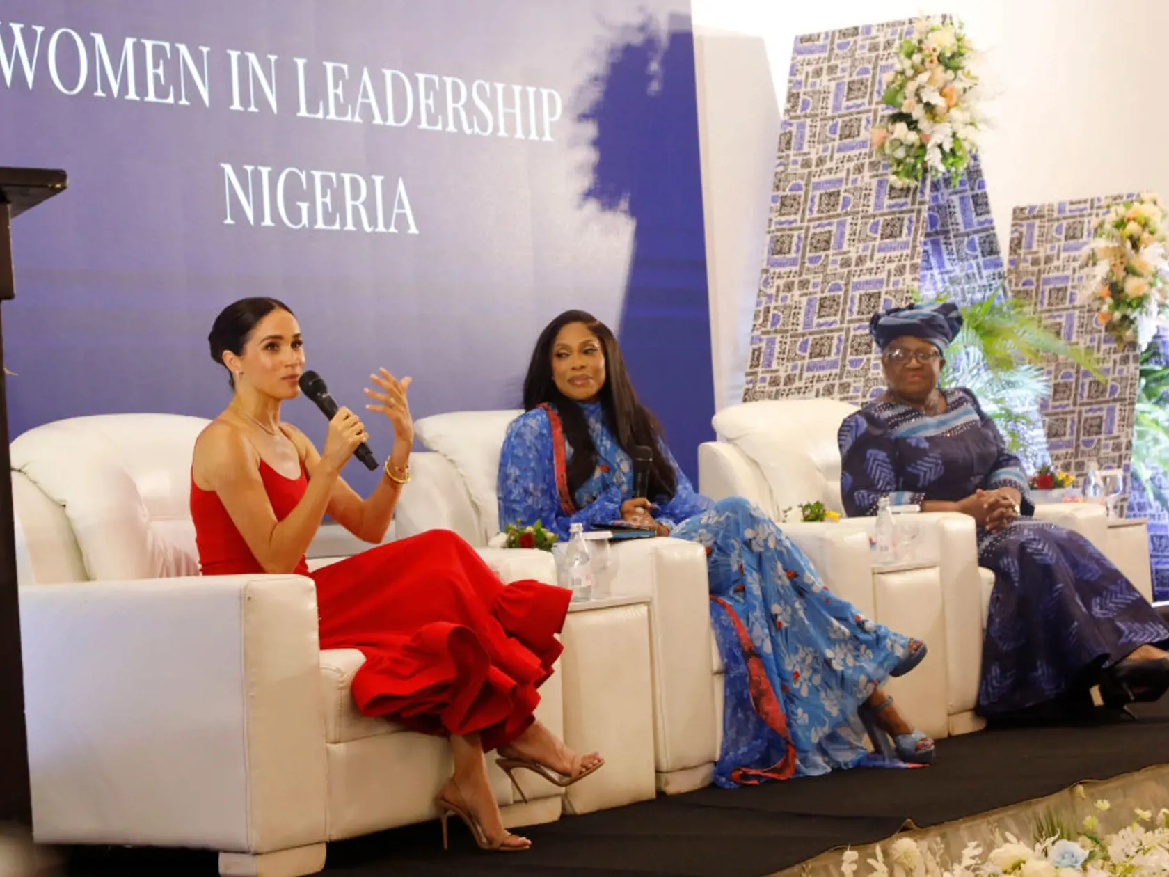 Meghan Markle v Nigérii organizovala seminár na tému „Ženy vo vedení“. Zvolila výrazné červené šaty.