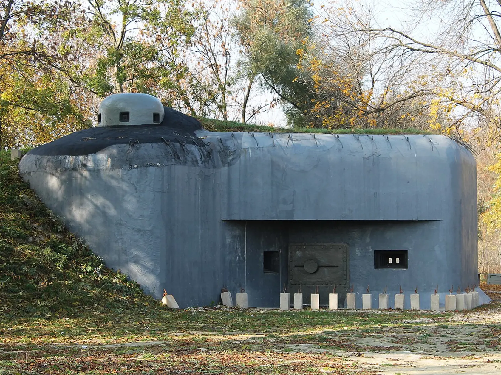 Niektoré bunkre sú priam skvosty, ako tento z roku 1937. Bunker B-S 4 „Lány“ je jedným z 8 ťažkých objektov na predmostí Bratislavy. Nachádza na pravej strane Viedenskej cesty smerom na hraničný priechod Bratislava-Berg. Cca 300 m pred priechodom je vpravo parkovisko spolu s protipovodňovou hrádzou, po ktorej vedie Dunajská cyklistická cesta a po nej sa ešte cca 400 m späť po hrádzi dostanete do blízkosti objektu.