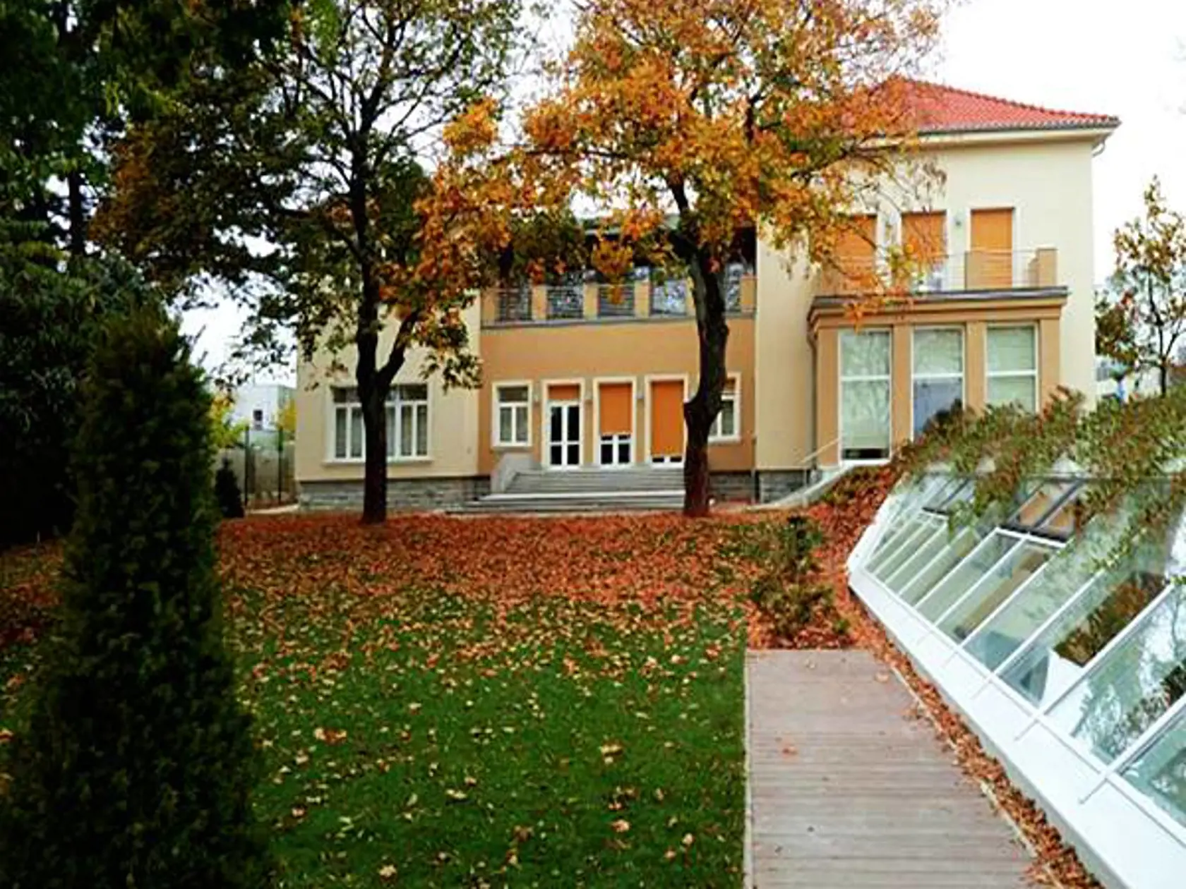 V roku 2017 ponúkala Správa služieb diplomatickému zboru nehnuteľnosť na Mudroňovej 47 v takomto stave. Nazývala sa aj Lettrichova vila.