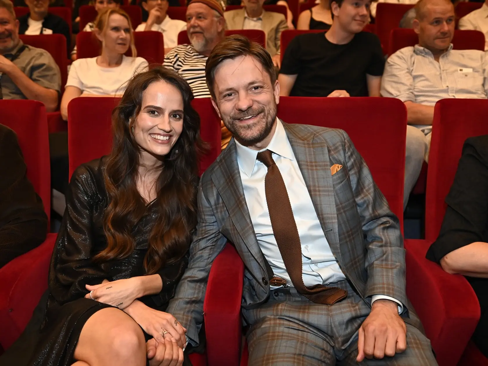 Jiří Mádl prišiel prvýkrát s partnerkou Katarínou do spoločnosti. Spolu majú syna Františka.