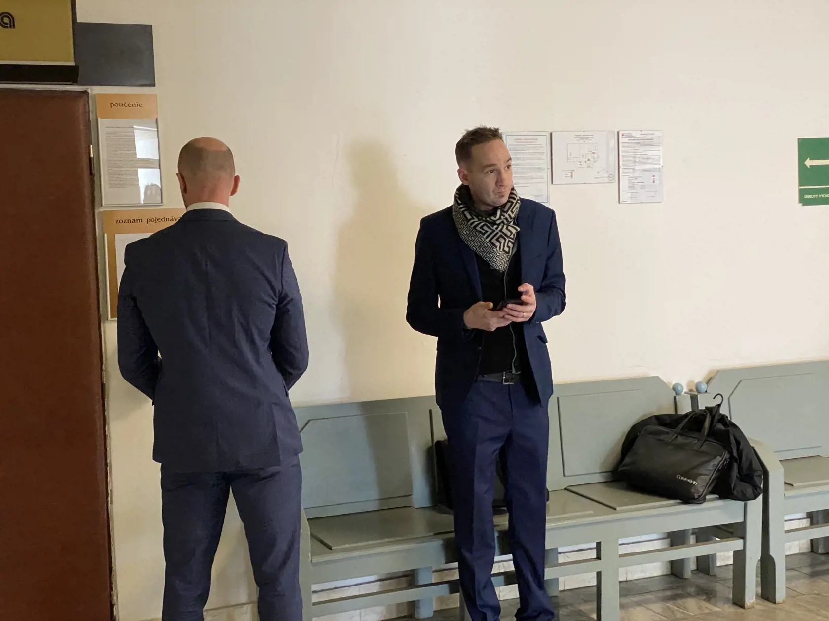 Obžalovaný príležitostný herec Martin Durkáč na chodbe súdu so svojim obhajcom.