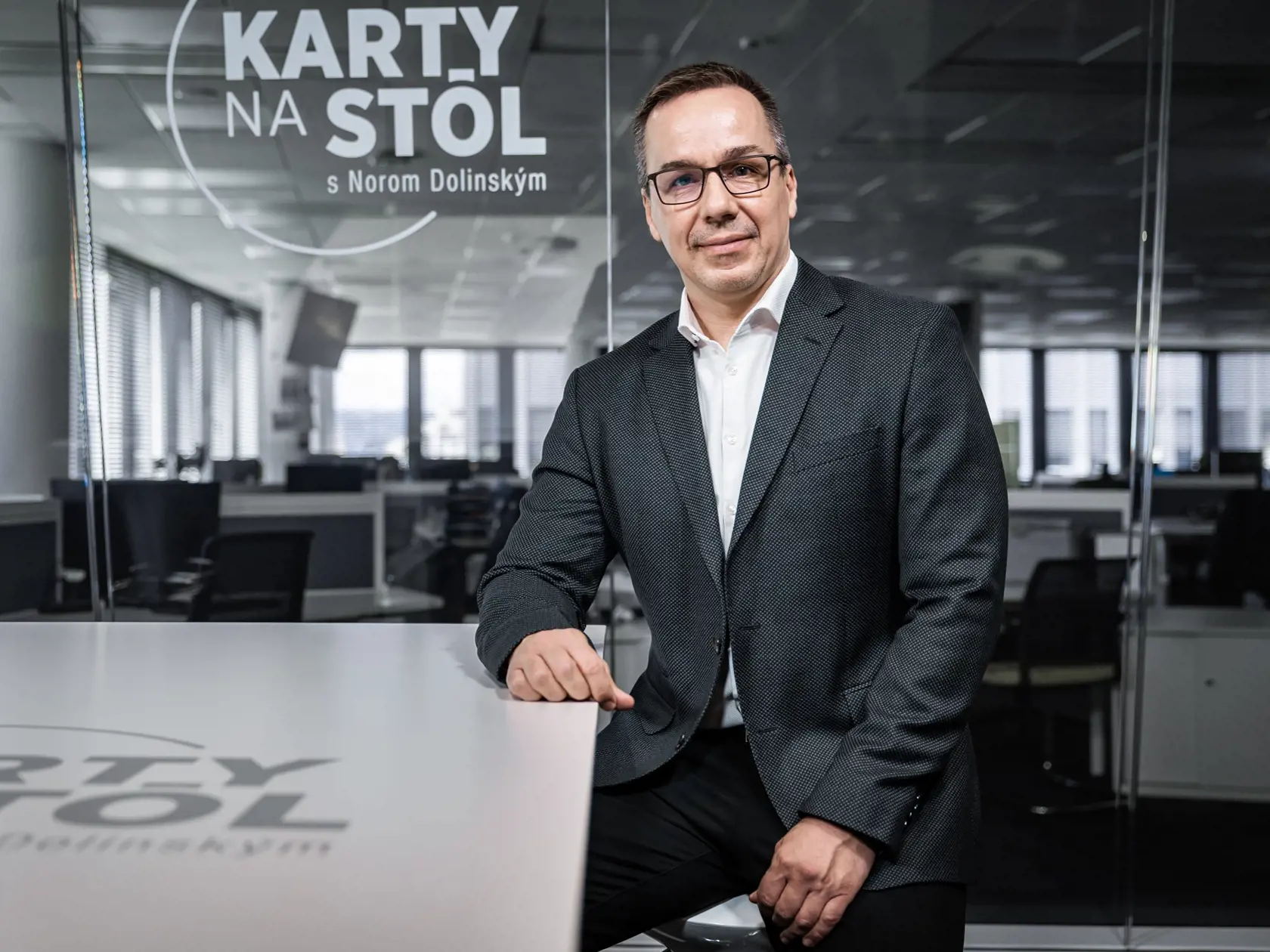 Diskusná relácia "Karty na stôl", ktorej hosťom bol Erik Tomáš.
