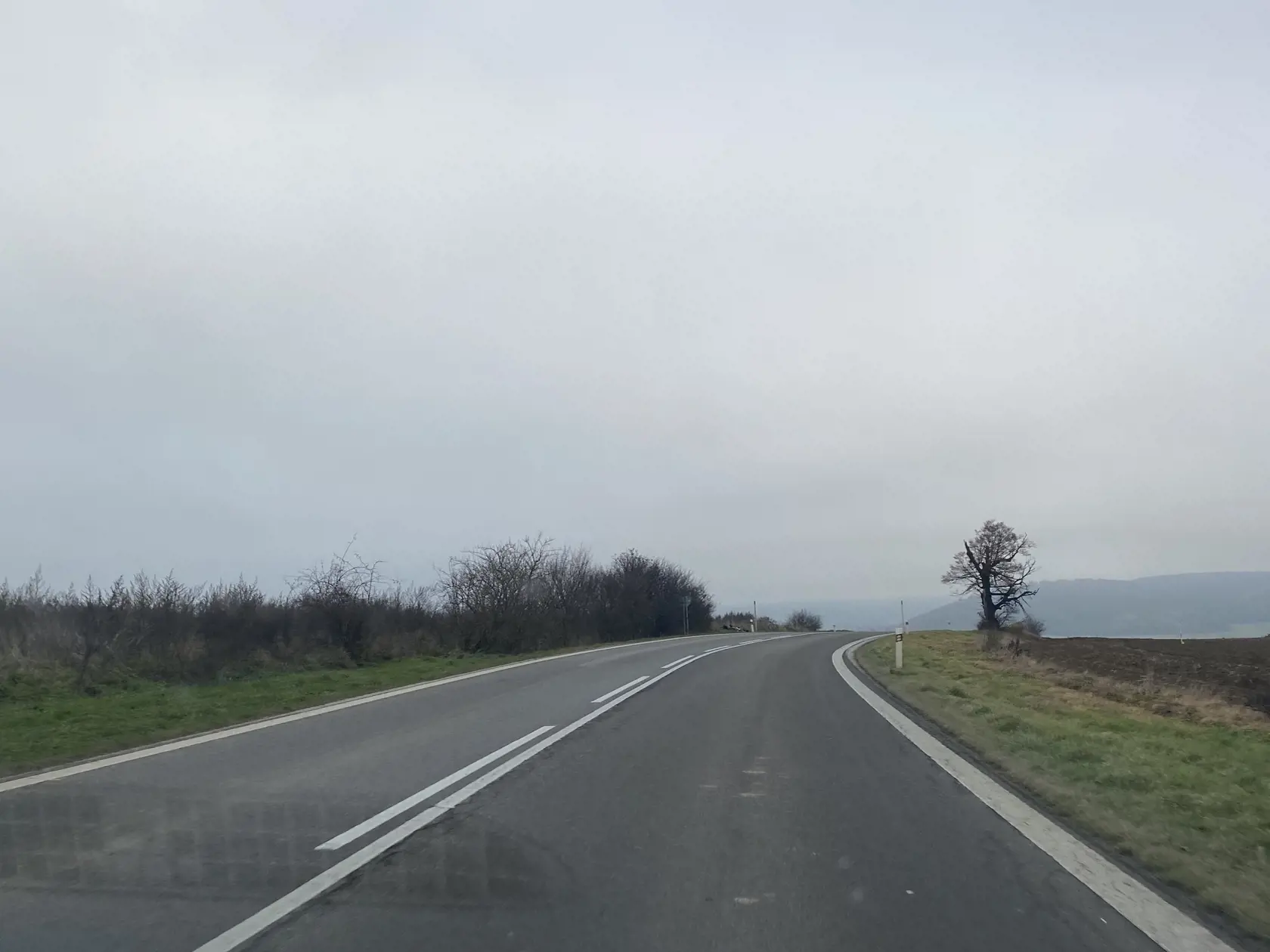 Na ceste, kde sa nehoda stala, je v smere na Veľký Šariš zákaz predbiehania. Ukrajinský vodič to nerešpektoval.