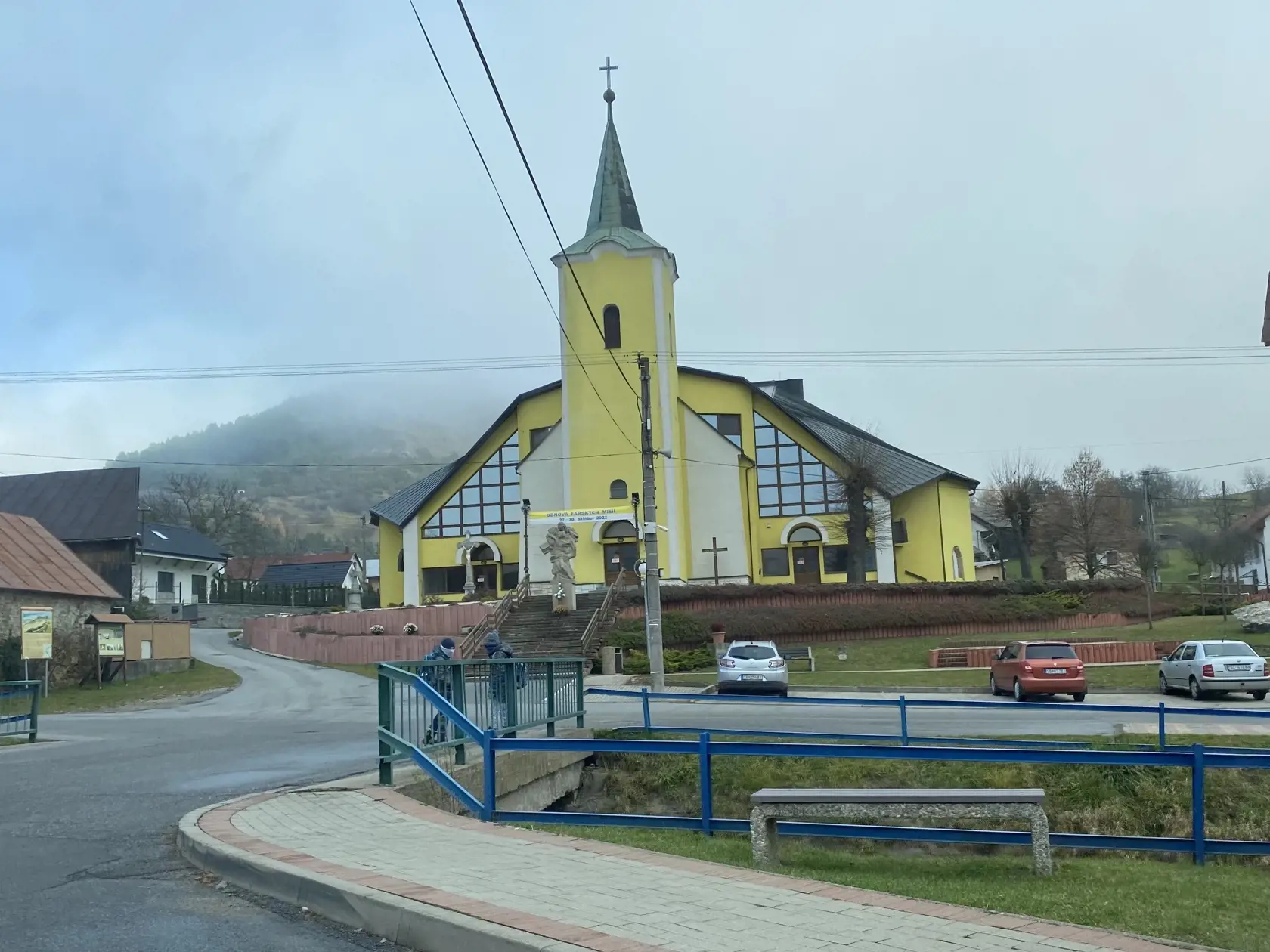 Slobodná a bezdetná Janka sa z práce ponáhľala domov na výročnú zádušnú svätú omšu za dušu príbuzného, ktorý zomrel pred rokom. Volala domov svojej mamke, s ktorou žila, aby na ňu počkali. "Okolo pol piatej sa pokúšala svojej dcére dovolať, no už nedvíhala. V tom čase už bola mŕtva. Jej príbuzní sa o tom dozvedeli až o pol siedmej, keď vyšli z kostola," vravia miestni.