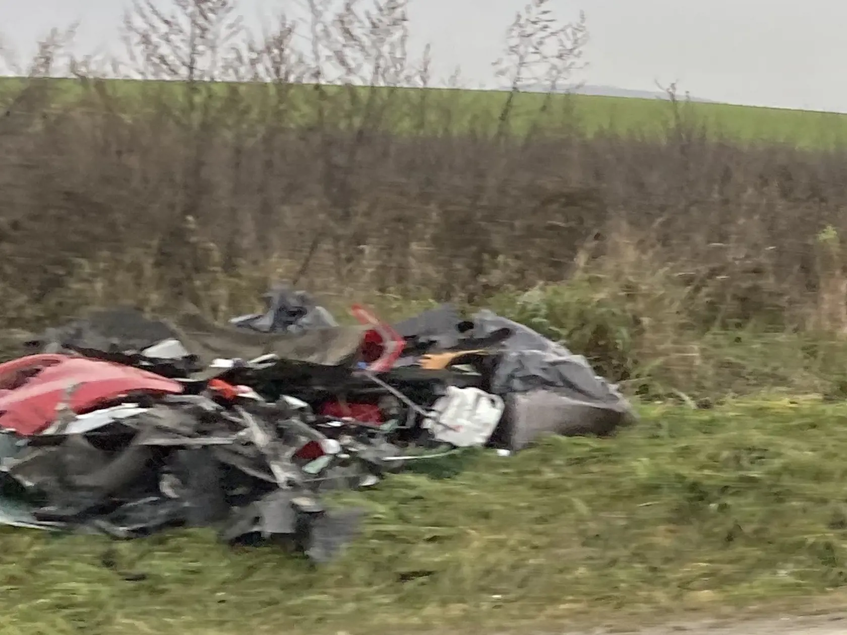 Kopa šrotu na mieste dopravnej nehody.