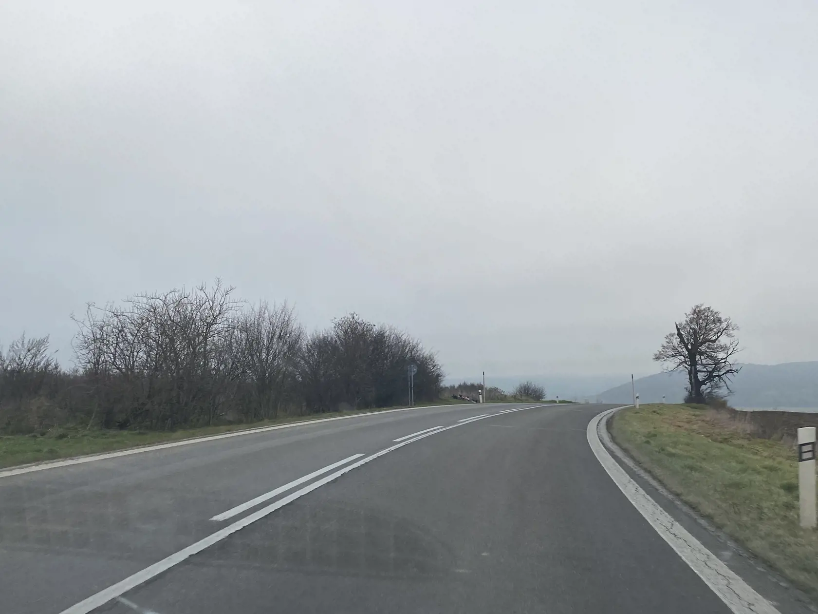 Takto sa rútil ukrajinský vodič v smere od obce Šarišské Michaľany na Veľký Šariš. Na vrchole kopca nevidieť oprotiidúce autá, napriek tomu predbiehal na plnej čiare.