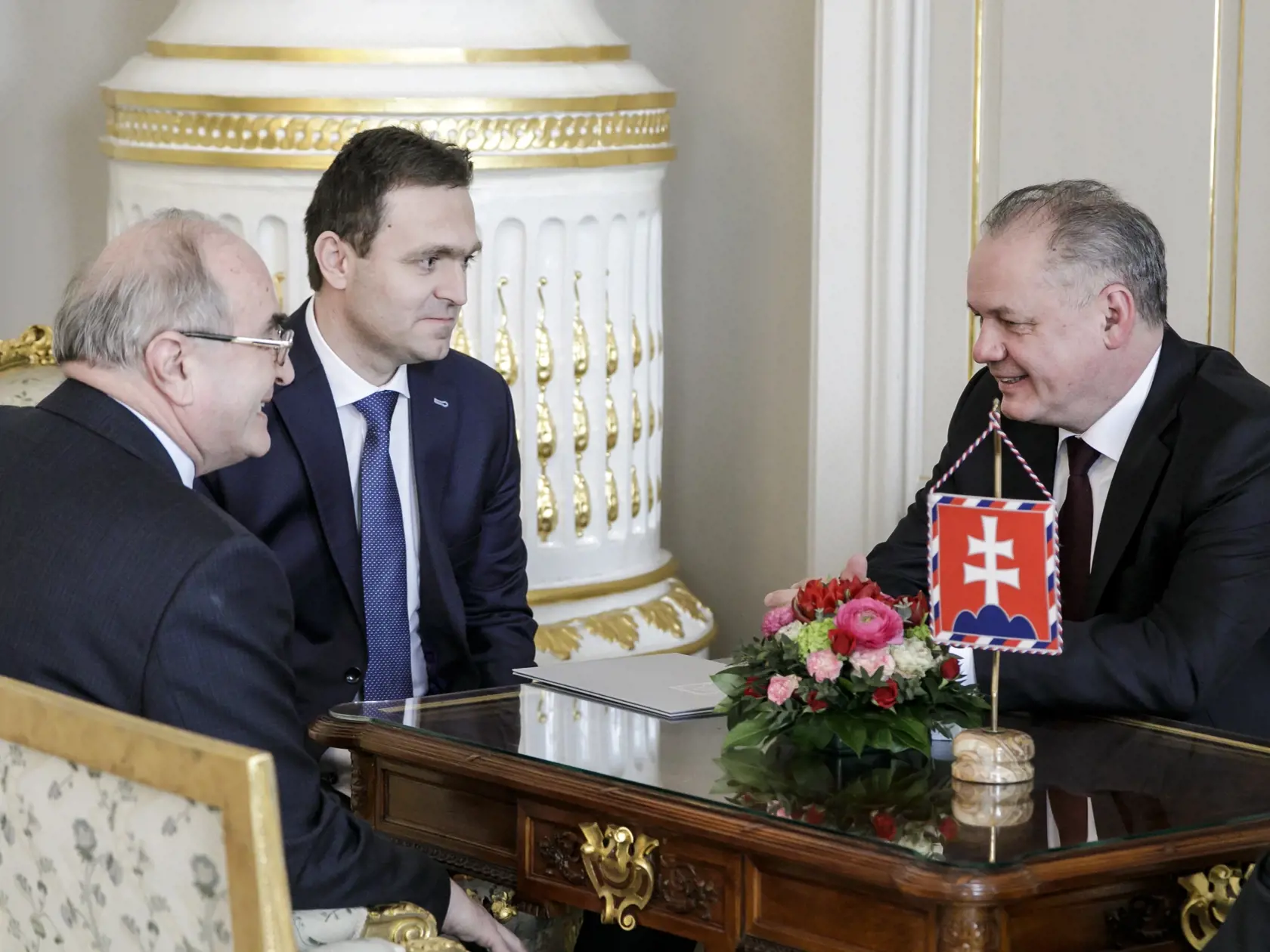 Na snímke prezident SR Andrej Kiska (vpravo) po vymenovaní viceguvernéra Národnej banky Slovenska (NBS) Ľudovíta Ódora (v strede) a guvernér NBS Jozef Makúch (vľavo) v Bratislave 20. februára 2018.