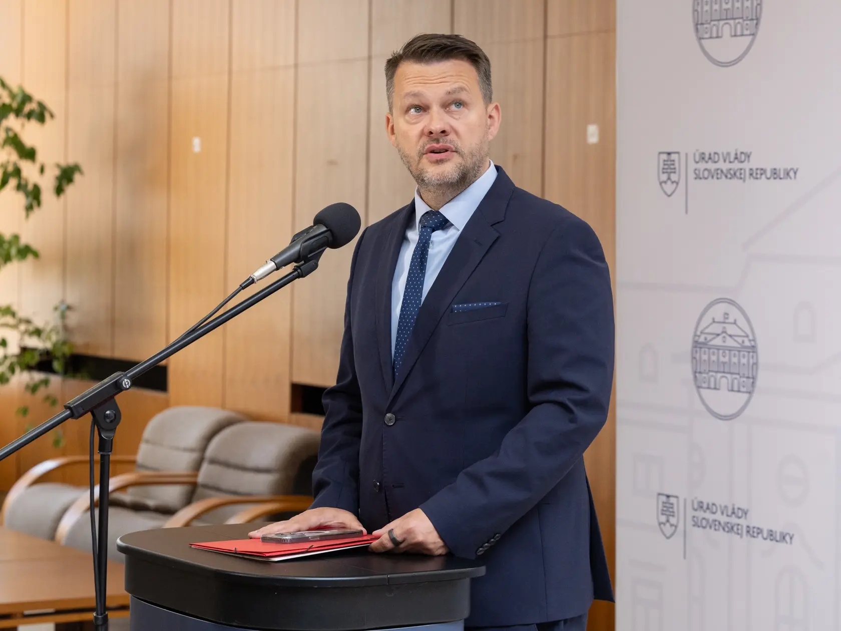 79. schôdza - Úrad vlády Slovenskej republiky. Na snímke je Samuel Migaľ, minister investícií, regionálneho rozvoja a informatizácie po skončení rokovania.