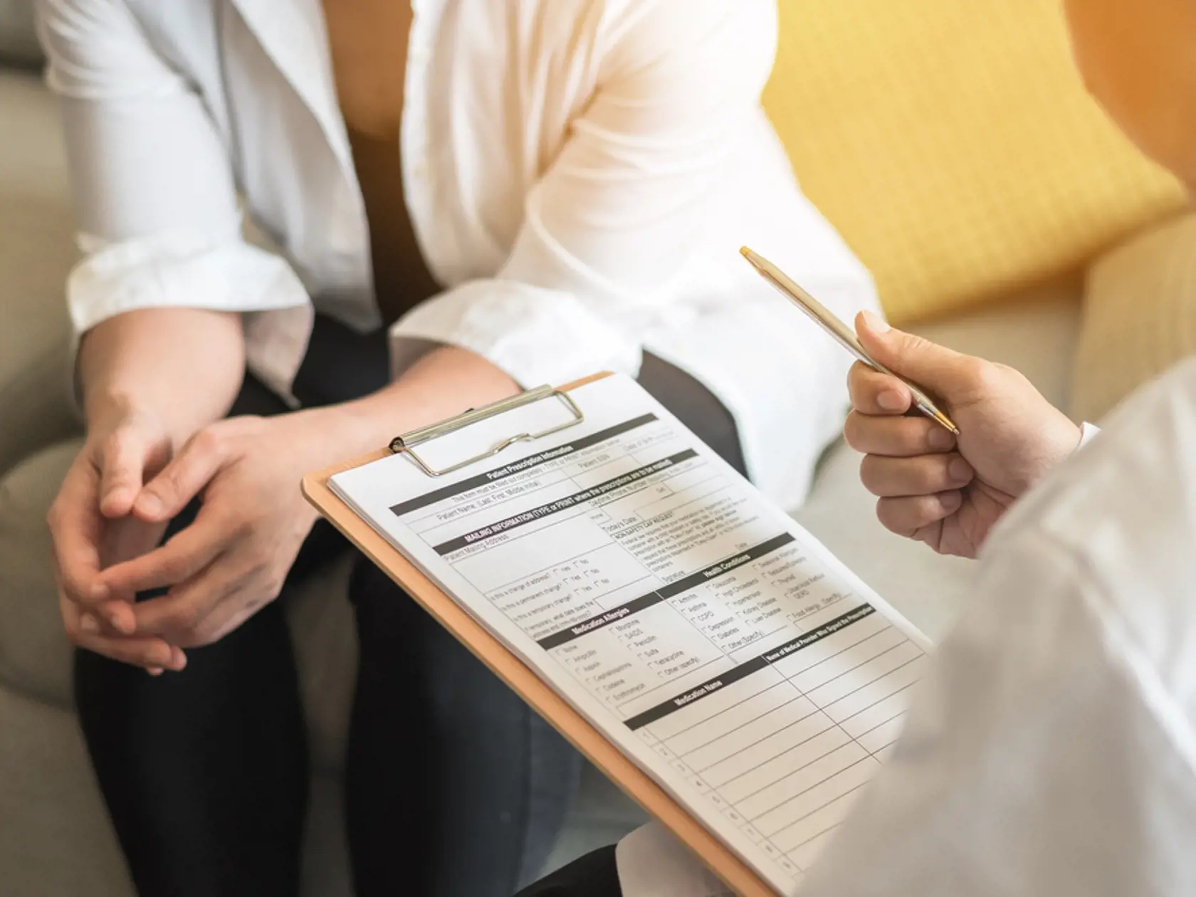 Existujú niektoré vážnejšie dôvody vaginálneho krvácania. Napríklad kvôli zmenám alebo abnormalitám na krčku maternice. Tieto zmeny môžu byť vyvolané zápalom, ktorý spôsobila infekcia, ale môžu byť tiež v dôsledku bunkových zmien vrátane rakoviny. Ak nemáte tušenie, prečo by ste po sexe mohli krvácať, je dobré preveriť aj túto možnosť. Radšej zájsť ku gynekológovi zbytočne, ako by ste mali zanedbať niečo, čo sa dá pri skorom odhalení účinne liečiť.