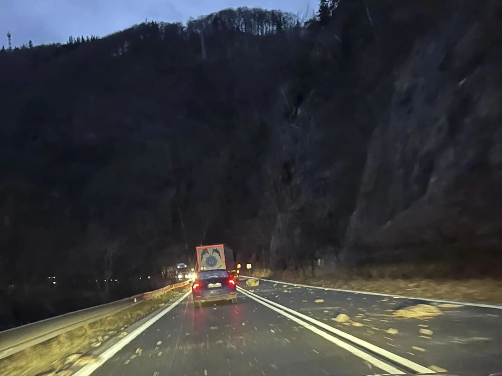 Na ceste I/18 pod Strečnom sú na ceste padnuté kamene