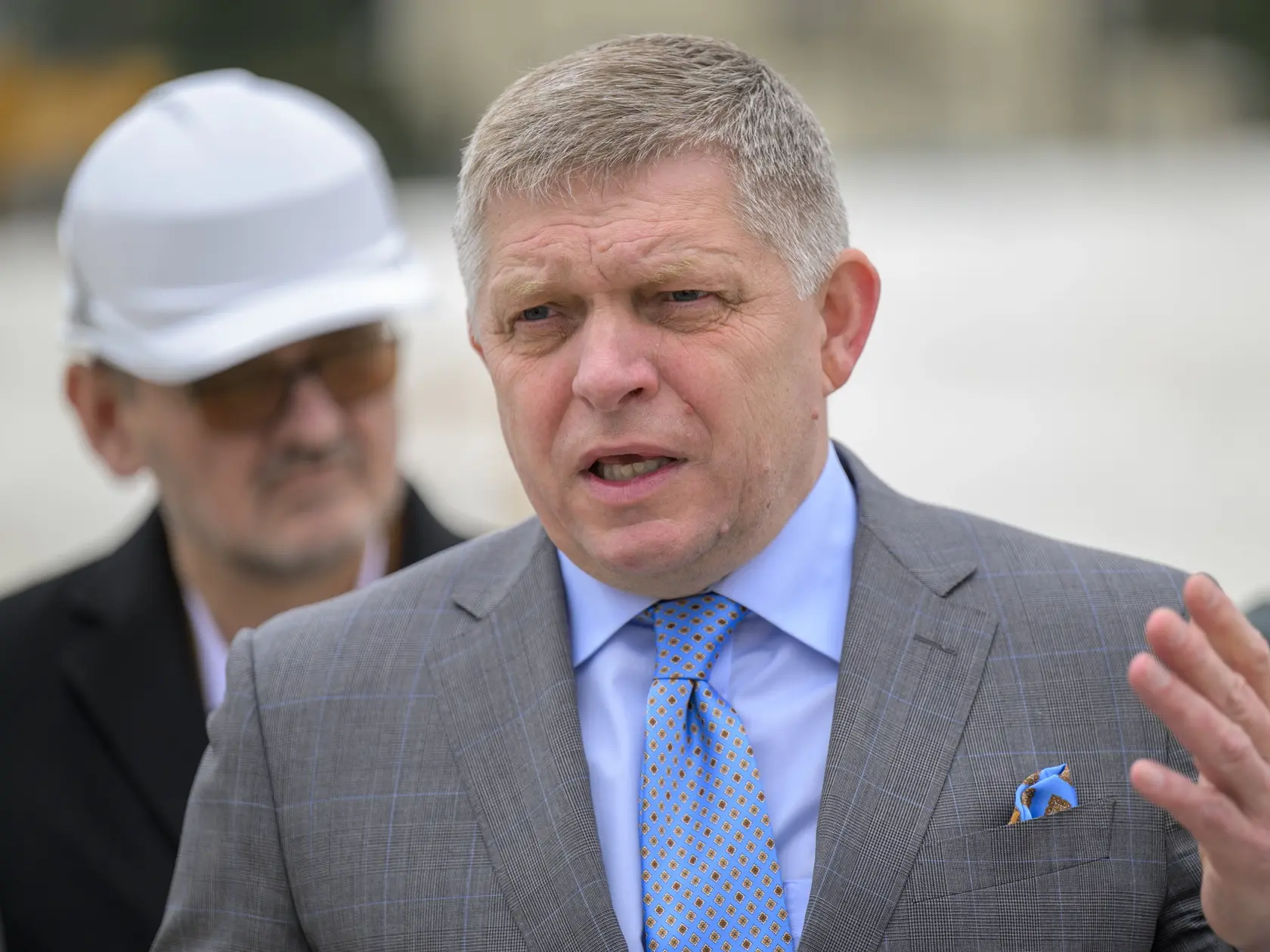 Na snímke predseda vlády SR Robert Fico počas jeho návštevy na výstavbe novej vojenskej nemocnice v Prešove 14. apríla 2025.