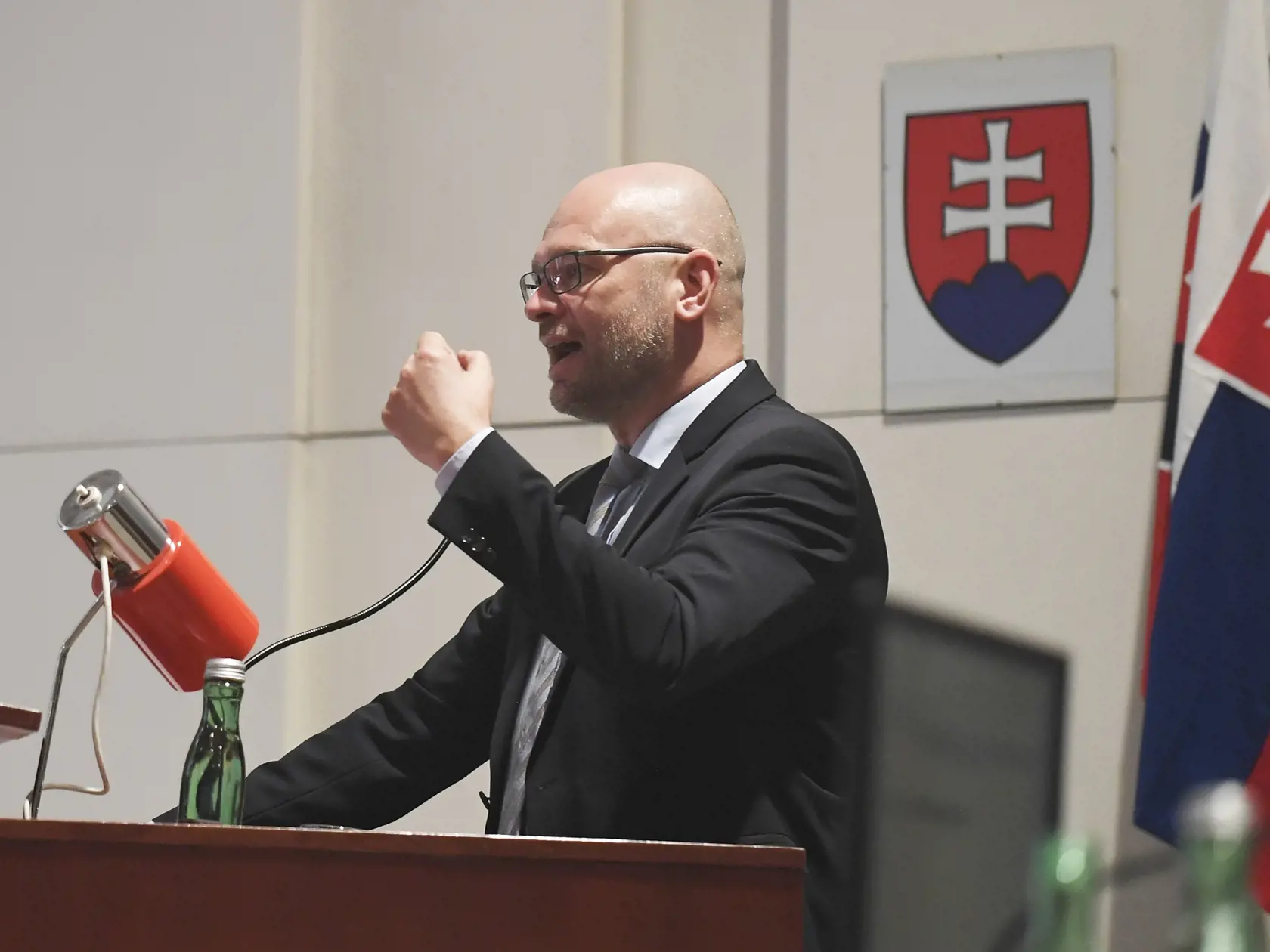 Podpredseda vlády SR a minister hospodárstva SR Richard Sulík počas príhovoru na zastupiteľstve Košického samosprávneho kraja (KSK) v Košiciach 29. júna 2020. Zastupiteľstvo KSK bude primárne rokovať o zámere vybudovania strategického parku Haniska. FOTO TASR - František Iván