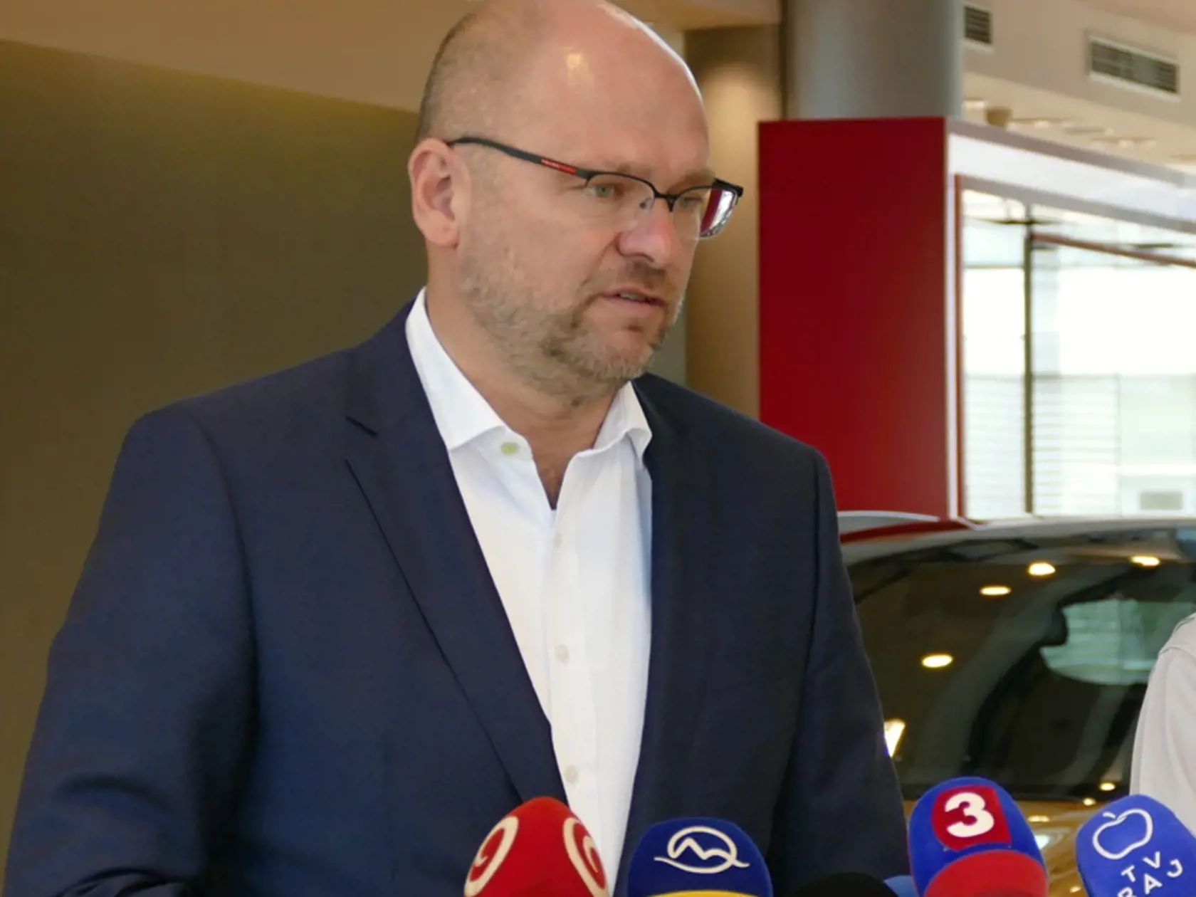 Podpredseda vlády a minister hospodárstva Richard Sulík a prezident KIA Motors Slovakia Kyong-Jae Lee po rokovaní v spoločnosti KIA Motors Slovakia na tému vodíkové technológie.