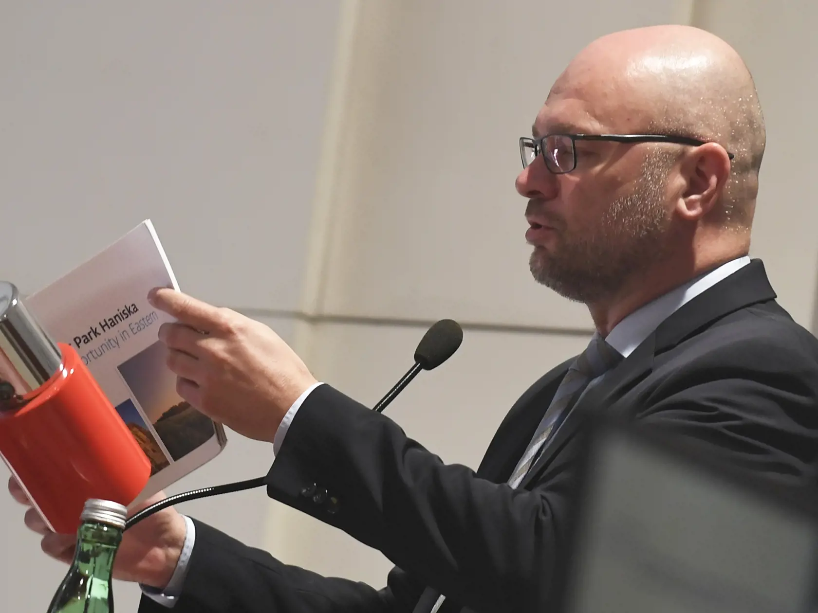 Podpredseda vlády SR a minister hospodárstva SR Richard Sulík počas príhovoru na zastupiteľstve Košického samosprávneho kraja (KSK) v Košiciach 29. júna 2020. Zastupiteľstvo KSK bude primárne rokovať o zámere vybudovania strategického parku Haniska. FOTO TASR - František Iván