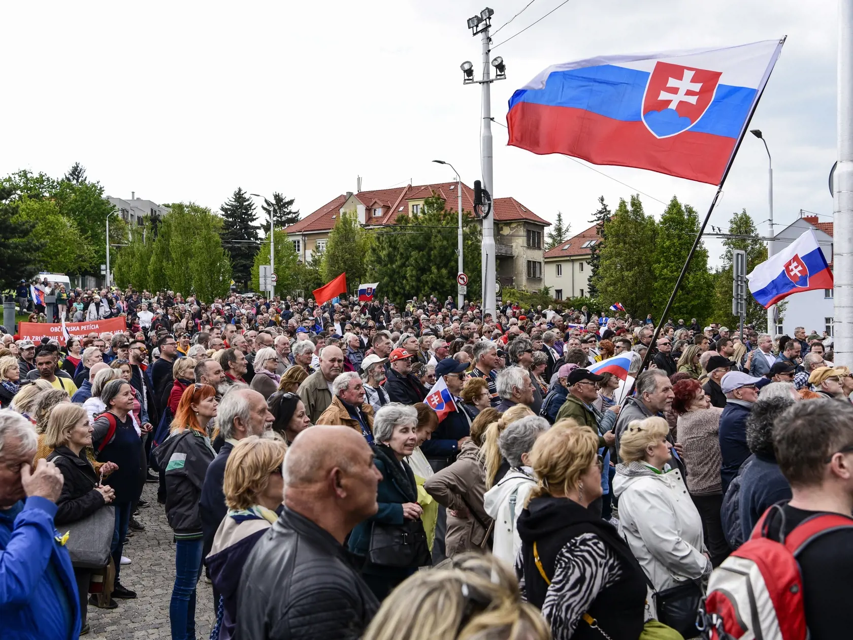 Na snímke účastníci protestu za Roberta Fica, Za právny štát, Za Slovensko, ktorý organizuje strana SMER - Sociálna demokracia 28. apríla 2022 pred budovou Národnej rady SR v Bratislave. FOTO TASR - Pavol Zachar